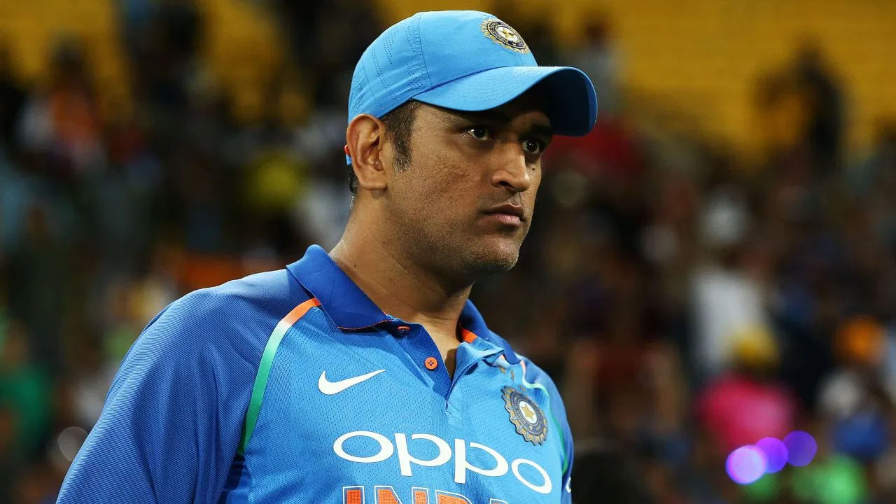 ಟೀಂ ಇಂಡಿಯಾದ ಶ್ರೇಷ್ಠ ನಾಯಕರಲ್ಲಿ ಒಬ್ಬರಾದ ಮಹೇಂದ್ರ ಸಿಂಗ್ ಧೋನಿ ಈ ಪಟ್ಟಿಯಲ್ಲಿ ಐದನೇ ಸ್ಥಾನದಲ್ಲಿದ್ದಾರೆ. 72 ಪಂದ್ಯಗಳಲ್ಲಿ ನಾಯಕತ್ವ ವಹಿಸಿರುವ ಧೋನಿ 41 ಪಂದ್ಯಗಳನ್ನು ಗೆದ್ದಿದ್ದರೆ 28 ಪಂದ್ಯಗಳಲ್ಲಿ ಸೋಲನ್ನು ಎದುರಿಸಿದ್ದಾರೆ. ಒಂದು ಪಂದ್ಯ ಟೈ ಆಗಿದ್ದರೆ ಎರಡು ಪಂದ್ಯಗಳು ರದ್ದಾಗಿದ್ದವು. ಉಳಿದಂತೆ ಧೋನಿ ಗೆಲುವಿನ ಶೇಕಡಾವಾರು 60.6 ರಷ್ಟಿದೆ.

