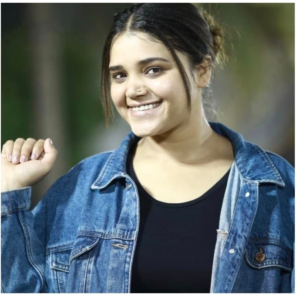 ದಿವ್ಯಾ ವಸಂತ್: ನ್ಯೂಸ್ ಆ್ಯಂಕರ್ ಆಗಿ ದಿವ್ಯಾ ವಸಂತ್ ಕಾಣಿಸಿಕೊಂಡಿದ್ದರು. ಅಮೂಲ್ಯಾಗೆ ಮಗು ಜನಿಸಿದಾಗ ‘ಇಡೀ ಕರ್ನಾಟಕವೇ ಖುಷಿಪಡೋ ಸುದ್ದಿ’ ಎಂದು ಹೇಳಿ ಟ್ರೋಲ್ ಆಗಿದ್ದರು. ಅವರ ಹೆಸರು ಕೂಡ ಬಿಗ್ ಬಾಸ್ ಪಟ್ಟಿಯಲ್ಲಿದೆ.