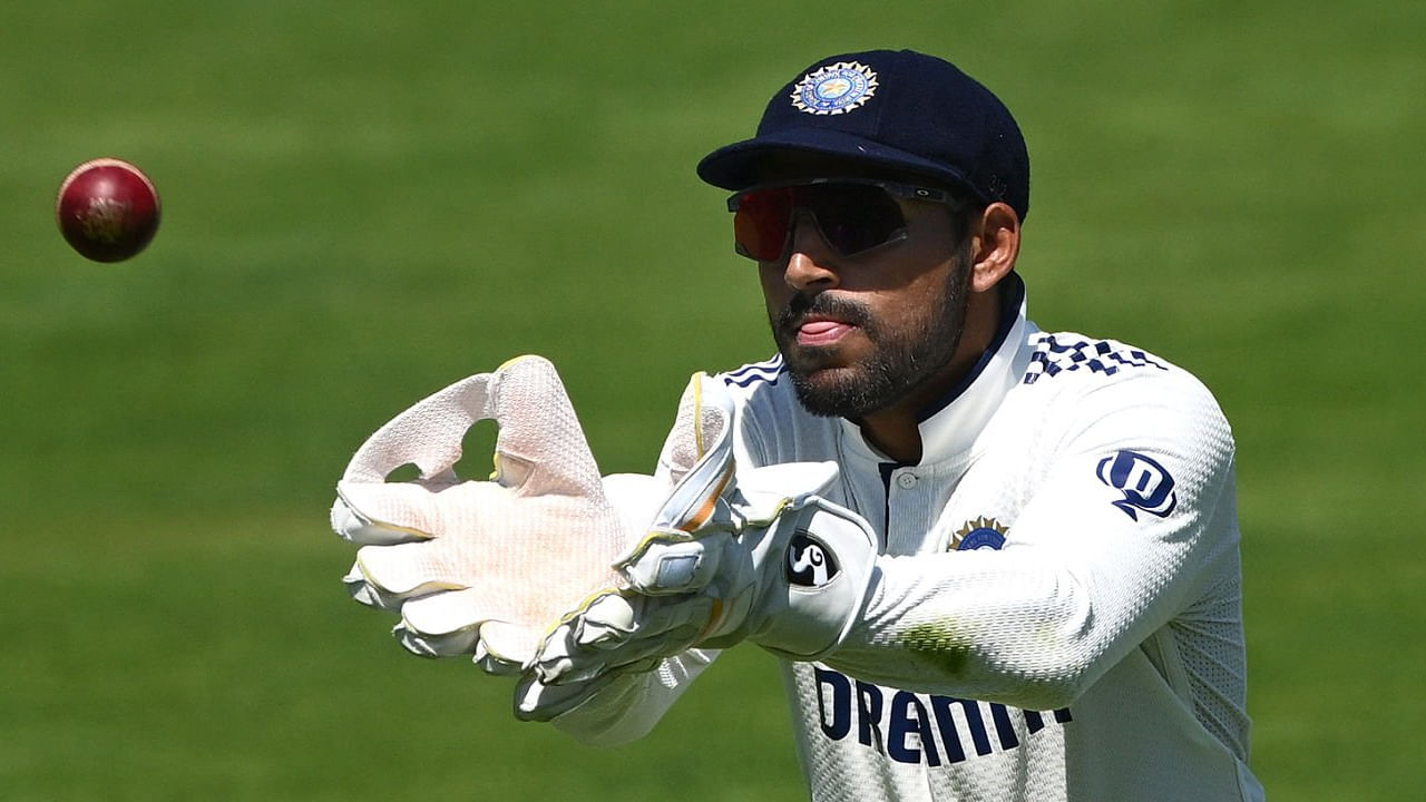 ಹೀಗಾಗಿ ವೆಸ್ಟ್ ಇಂಡೀಸ್​ ವಿರುದ್ಧದ ಸರಣಿಗೆ ಟೀಮ್ ಇಂಡಿಯಾದ ಪ್ರಮುಖ ವಿಕೆಟ್ ಕೀಪರ್​ ಆಗಿ ಧ್ರುವ್ ಜುರೆಲ್ ಆಯ್ಕೆಯಾಗಲಿದ್ದಾರೆ. ಇಂಗ್ಲೆಂಡ್ ವಿರುದ್ಧದ ಸರಣಿಯಲ್ಲಿ ಜುರೆಲ್ ಹೆಚ್ಚುವರಿ ವಿಕೆಟ್ ಕೀಪರ್ ಆಗಿ ಕಾಣಿಸಿಕೊಂಡಿದ್ದರು. ಹಾಗಾಗಿ ಅವರಿಗೆ ಪ್ಲೇಯಿಂಗ್ ಇಲೆವೆನ್​ನಲ್ಲಿ ಚಾನ್ಸ್ ಸಿಕ್ಕಿರಲಿಲ್ಲ.