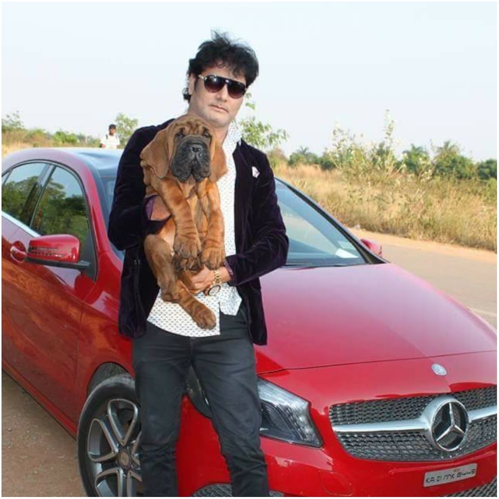 ಡಾಗ್ ಸತೀಶ್: ಡಾಗ್ ಬ್ರೀಡರ್ ಸತೀಶ್ ಅವರು ಬಿಗ್ ಬಾಸ್ ವೇದಿಕೆ ಏರಿದ್ದಾರೆ. ಅವರು ಈ ಶೋಗೆ ಬರೋಕೆ ಬರೋಬ್ಬರಿ 25 ಲಕ್ಷ ರೂಪಾಯಿ ಬಟ್ಟೆ ಖರೀದಿಸಿದ್ದಾರಂತೆ.