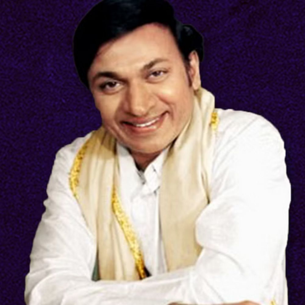 ಕನ್ನಡ ಚಿತ್ರರಂಗದ ಮೇರು ನಟ, ಬಂಗಾರದ ಮನುಷ್ಯ ಡಾ ರಾಜ್​​ಕುಮಾರ್ ಅವರಿಗೆ 1995 ರಲ್ಲಿ ಫಾಲ್ಕೆ ಪ್ರಶಸ್ತಿ ನೀಡಲಾಯ್ತು. ರಾಜ್​​ಕುಮಾರ್ ಅವರು ಚಿತ್ರರಂಗಕ್ಕೆ ಸಲ್ಲಿಸಿದ ಅಪಾರ ಸೇವೆಯನ್ನು ಗುರುತಿಸಿ ಈ ಪ್ರಶಸ್ತಿ ನೀಡಲಾಯ್ತು.