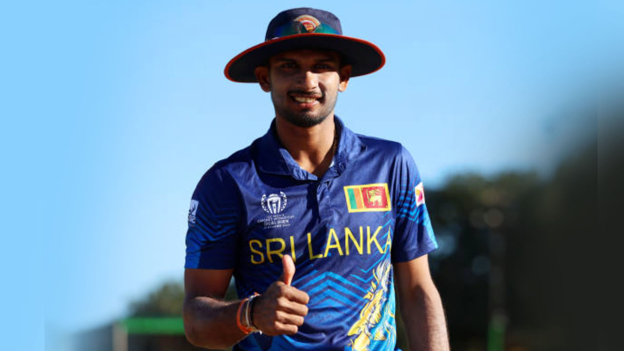 ಇದೀಗ ಈ ಹೀನಾಯ ದಾಖಲೆಯನ್ನು ದಸುನ್ ಶಾನಕ ತಮ್ಮದಾಗಿಸಿಕೊಂಡಿದ್ದಾರೆ. ಶ್ರೀಲಂಕಾ ಪರ 102 ಟಿ20 ಇನಿಂಗ್ಸ್ ಆಡಿರುವ ಶಾನಕ ಒಟ್ಟು 14 ಬಾರಿ ಡಕ್​ ಔಟ್ ಆಗಿದ್ದಾರೆ. ಈ ಮೂಲಕ ಟಿ20 ಅಂತಾರಾಷ್ಟ್ರೀಯ ಕ್ರಿಕೆಟ್​ನಲ್ಲಿ ಅತೀ ಹೆಚ್ಚು ಬಾರಿ ಸೊನ್ನೆ ಸುತ್ತಿದ ಬ್ಯಾಟರ್ ಎಂಬ ಬೇಡದ ವಿಶ್ವ ದಾಖಲೆಗೆ ಕೊರೊಳೊಡ್ಡಿದ್ದಾರೆ.