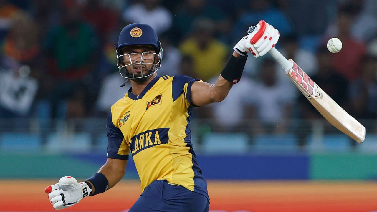 ಈ ಪಂದ್ಯದಲ್ಲಿ ಮೊದಲು ಬ್ಯಾಟ್ ಮಾಡಿದ ಶ್ರೀಲಂಕಾ ಪರ 6ನೇ ಕ್ರಮಾಂಕದಲ್ಲಿ ಕಣಕ್ಕಿಳಿದ ದಸುನ್ ಶಾನಕ (0) ಮೊದಲ ಎಸೆತದಲ್ಲೇ ಔಟಾಗಿದ್ದರು. ಹೀಗೆ ಝೀರೋಗೆ ವಿಕೆಟ್ ಒಪ್ಪಿಸುವ ಮೂಲಕ ಲಂಕಾ ಬ್ಯಾಟರ್ ಟಿ20 ಕ್ರಿಕೆಟ್​ನ ಡಕ್​ಮ್ಯಾನ್ ಎನಿಸಿಕೊಂಡಿದ್ದಾರೆ.