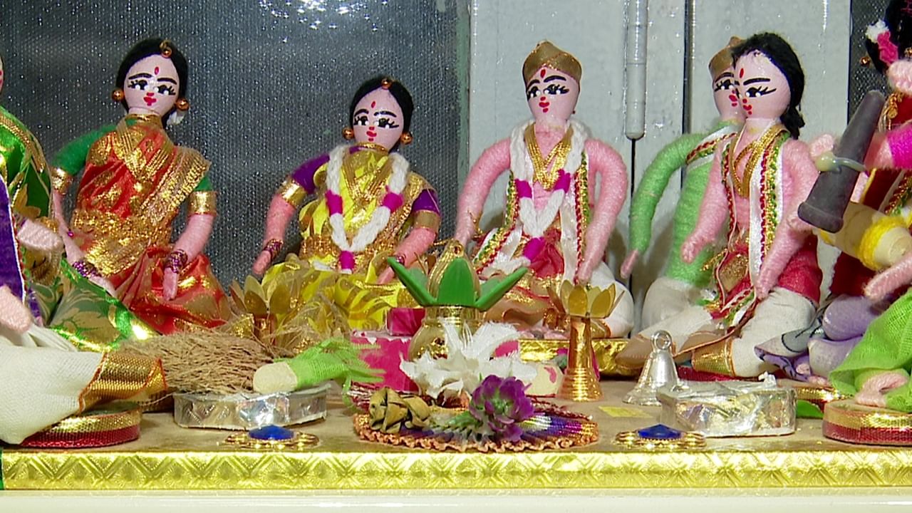 ಬೆಂಗಳೂರಿನಲ್ಲಿ ಕಳೆಗಟ್ಟಿದ ನವರಾತ್ರಿ ಸಂಭ್ರಮ: ದಸರಾ ಬೊಂಬೆಗಳ ಸೌಂದರ್ಯಕ್ಕೆ ಸಿಟಿಮಂದಿ ಫಿದಾ, ಇಲ್ಲಿವೆ ಫೋಟೋಸ್​​