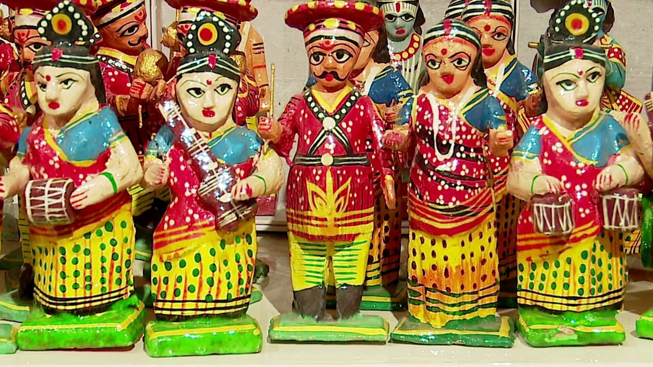 ಬೆಂಗಳೂರಿನಲ್ಲಿ ಕಳೆಗಟ್ಟಿದ ನವರಾತ್ರಿ ಸಂಭ್ರಮ: ದಸರಾ ಬೊಂಬೆಗಳ ಸೌಂದರ್ಯಕ್ಕೆ ಸಿಟಿಮಂದಿ ಫಿದಾ, ಇಲ್ಲಿವೆ ಫೋಟೋಸ್​​