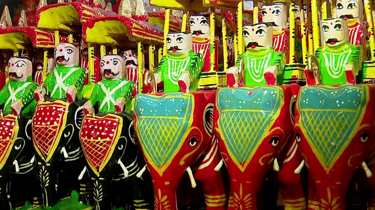 ಬೆಂಗಳೂರಿನಲ್ಲಿ ಕಳೆಗಟ್ಟಿದ ನವರಾತ್ರಿ ಸಂಭ್ರಮ: ದಸರಾ ಬೊಂಬೆಗಳ ಸೌಂದರ್ಯಕ್ಕೆ ಸಿಟಿಮಂದಿ ಫಿದಾ, ಇಲ್ಲಿವೆ ಫೋಟೋಸ್​​