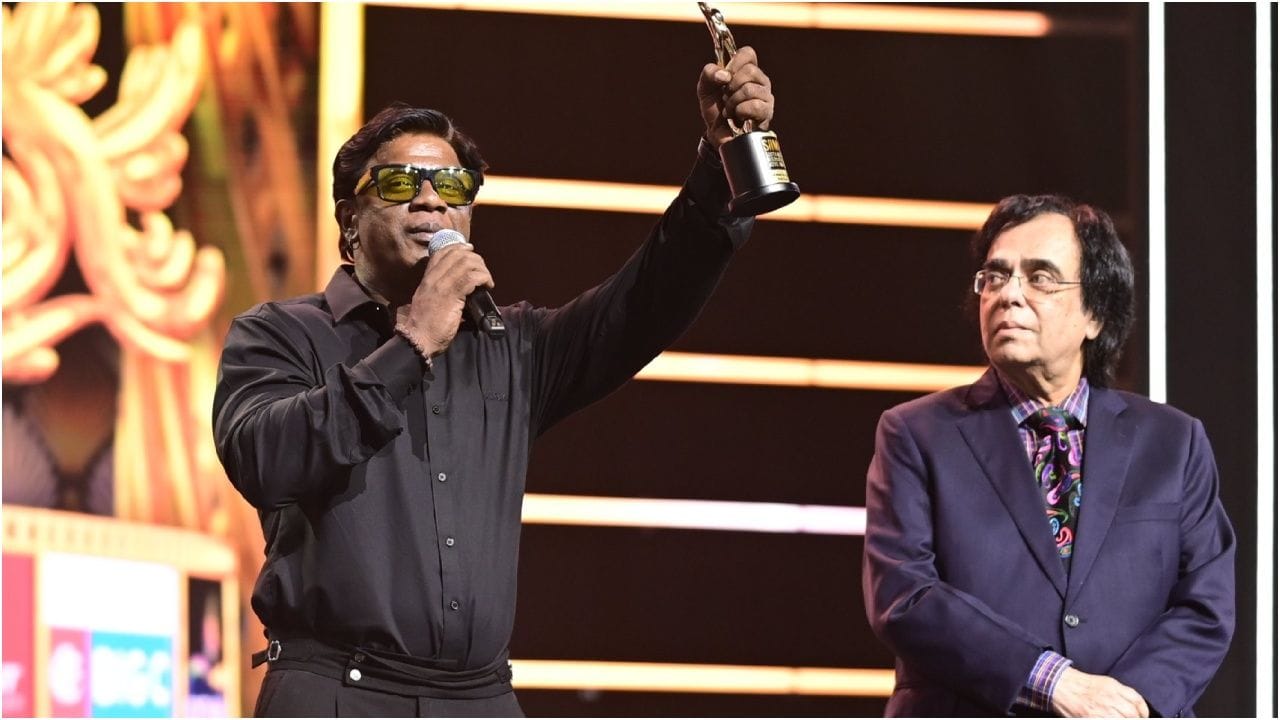 ಸೈಮಾನಲ್ಲಿ ಮತ್ತೆ ಕನ್ನಡಿಗರಿಗೆ ಅವಮಾನ, ವೇದಿಕೆ ಮೇಲೆ ಎಚ್ಚರಿಕೆ ಕೊಟ್ಟ ದುನಿಯಾ ವಿಜಿ ಸೈಮಾನಲ್ಲಿ ಮತ್ತೆ ಕನ್ನಡಿಗರಿಗೆ ಅವಮಾನ, ವೇದಿಕೆ ಮೇಲೆ ಎಚ್ಚರಿಕೆ ಕೊಟ್ಟ ದುನಿಯಾ ವಿಜಿ