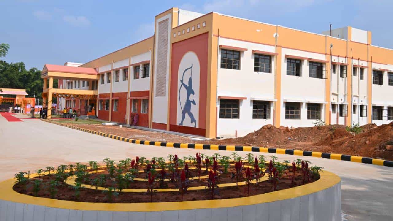EMRS Jobs: ಏಕಲವ್ಯ ವಸತಿ ಶಾಲೆಗಳಲ್ಲಿ 7267 ಹುದ್ದೆಗಳಿಗೆ ನೇಮಕಾತಿ; ಅರ್ಜಿ ಸಲ್ಲಿಕೆಯ ವಿವರ ಇಲ್ಲಿದೆ