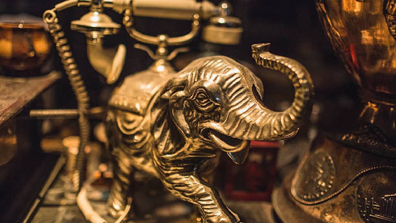 Vastru Shastra: ಮನೆಯ ಈ ದಿಕ್ಕಿನಲ್ಲಿ ಆನೆಯ ಪ್ರತಿಮೆ ಇಡಿ, ಅದೃಷ್ಟವೇ ಬದಲಾಗಲಿದೆ! Vastru Shastra: ಮನೆಯ ಈ ದಿಕ್ಕಿನಲ್ಲಿ ಆನೆಯ ಪ್ರತಿಮೆ ಇಡಿ, ಅದೃಷ್ಟವೇ ಬದಲಾಗಲಿದೆ!