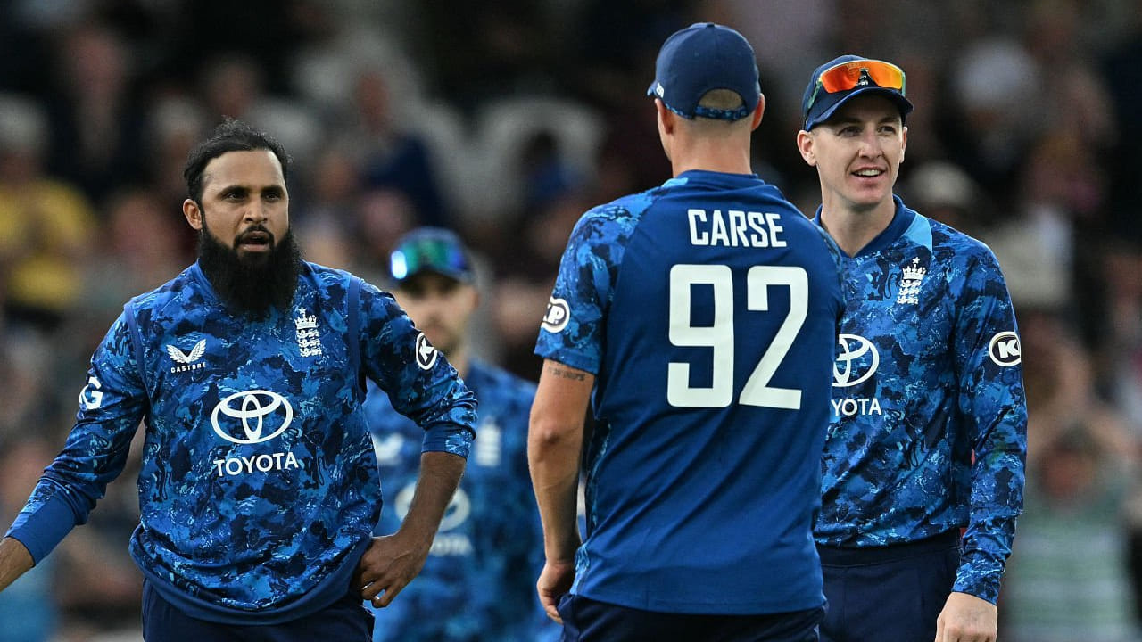 ನಾಯಕನ ನಿರ್ಧಾರವನ್ನು ಸಮರ್ಥಿಸುವಂತೆ ದಾಳಿ ಸಂಘಟಿಸಿದ ಸೌತ್ ಆಫ್ರಿಕಾ ಬೌಲರ್​ಗಳು 44 ರನ್​ಗಳಿಗೆ 2 ವಿಕೆಟ್ ಕಬಳಿಸಿದ್ದರು. ಈ ಹಂತದಲ್ಲಿ ಜವಾಬ್ದಾರಿಯುತ ಬ್ಯಾಟಿಂಗ್ ಪ್ರದರ್ಶಿಸಿದ ಜೇಮಿ ಸ್ಮಿತ್ ತಂಡವನ್ನು ಆರಂಭಿಕ ಆಘಾತದಿಂದ ಪಾರು ಮಾಡಿದರು. ಪರಿಣಾಮ ಇಂಗ್ಲೆಂಡ್ ಮೊದಲ 100 ಎಸೆತಗಳಲ್ಲಿ 3 ವಿಕೆಟ್ ಕಳೆದುಕೊಂಡು 100 ರನ್ ಕಲೆಹಾಕಿತು.