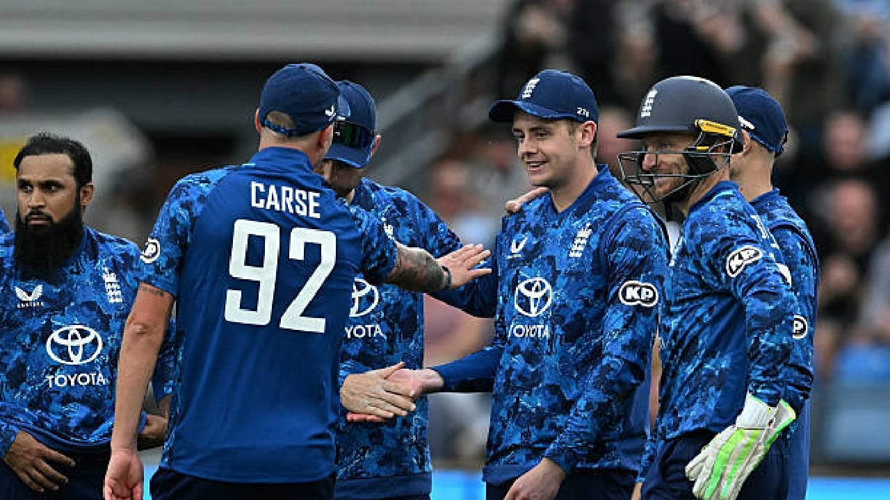 ಆದರೆ ಆ ಬಳಿಕ 31 ರನ್​ಗಳಿಸುವಷ್ಟರಲ್ಲಿ ಇಂಗ್ಲೆಂಡ್ ತಂಡದ ಏಳು ಬ್ಯಾಟರ್​ಗಳನ್ನು ಪೆವಿಲಿಯನ್​ಗೆ ಕಳಿಸುವಲ್ಲಿ ಸೌತ್ ಆಫ್ರಿಕಾ ಬೌಲರ್​ಗಳು ಯಶಸ್ವಿಯಾದರು. ಪರಿಣಾಮ ಇಂಗ್ಲೆಂಡ್ 24.3 ಓವರ್​ಗಳಲ್ಲಿ 131 ರನ್​ಗಳಿಗೆ ಆಲೌಟ್ ಆಯಿತು. ಅಚ್ಚರಿ ಎಂದರೆ ಕಳೆದ 50 ವರ್ಷಗಳಲ್ಲಿ ಲೀಡ್ಸ್​ನಲ್ಲಿ ಇಂಗ್ಲೆಂಡ್ ಕಲೆಹಾಕಿದ ಕನಿಷ್ಠ ಸ್ಕೋರ್.