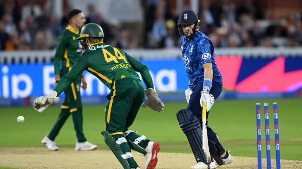 ದಕ್ಷಿಣ ಆಫ್ರಿಕಾ ತಂಡದ ಪರ ನಾಂಡ್ರೆ ಬರ್ಗರ್ 10 ಓವರ್‌ಗಳಲ್ಲಿ 95 ರನ್‌ಗಳನ್ನು ನೀಡಿದರೆ, ಕೋಡಿ ಯೂಸುಫ್ 10 ಓವರ್‌ಗಳಲ್ಲಿ 80 ರನ್‌ಗಳನ್ನು ನೀಡಿದರು ಮತ್ತು ಈ ಇಬ್ಬರೂ ಬೌಲರ್‌ಗಳು ಯಾವುದೇ ವಿಕೆಟ್ ಪಡೆಯಲು ಸಾಧ್ಯವಾಗಲಿಲ್ಲ. ವಿಯಾನ್ ಮುಲ್ಡರ್ 8 ಓವರ್‌ಗಳಲ್ಲಿ 64 ರನ್‌ಗಳನ್ನು ಬಿಟ್ಟುಕೊಟ್ಟರೆ, ಕಾರ್ಬಿನ್ ವಾಶ್ 10 ಓವರ್‌ಗಳಲ್ಲಿ 79 ರನ್‌ಗಳನ್ನು ನೀಡಿದರು.
