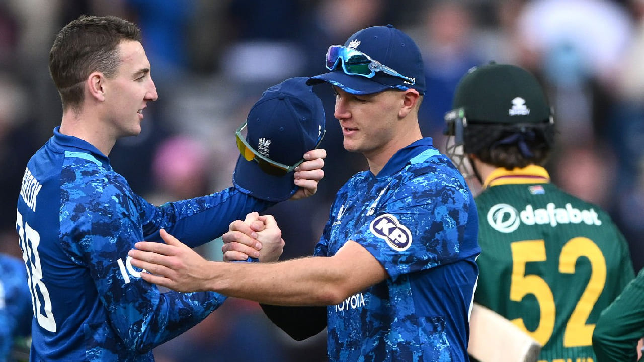 ಈ ಹೀನಾಯ ಸೋಲಿನೊಂದಿಗೆ 3 ಪಂದ್ಯಗಳ ಏಕದಿನ ಸರಣಿಯಲ್ಲಿ ಇಂಗ್ಲೆಂಡ್ ತಂಡವು 1-0 ಅಂತರದಿಂದ ಹಿನ್ನಡೆ ಅನುಭವಿಸಿದೆ. ಅಲ್ಲದೆ ಈ ಸರಣಿಯ ದ್ವಿತೀಯ ಪಂದ್ಯವು ಗುರುವಾರ ನಡೆಯಲಿದ್ದು, ಲಾರ್ಡ್ಸ್​ ಮೈದಾನದಲ್ಲಿ ಜರುಗಲಿರುವ ಈ ಪಂದ್ಯದಲ್ಲಿ ಗೆದ್ದರೆ ಮಾತ್ರ ಇಂಗ್ಲೆಂಡ್ ತಂಡ ಸರಣಿ ಗೆಲುವಿನ ಆಸೆಯನ್ನು ಜೀವಂತವಿರಿಸಿಕೊಳ್ಳಬಹುದು.