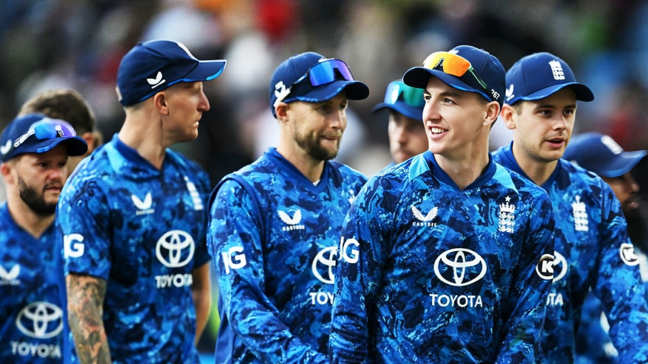 ಸೌತ್ ಆಫ್ರಿಕಾ (South Africa) ವಿರುದ್ಧದ ಮೊದಲ ಏಕದಿನ ಪಂದ್ಯದಲ್ಲಿ ಇಂಗ್ಲೆಂಡ್ (England) ತಂಡ ಸೋಲನುಭವಿಸಿದೆ. ಲೀಡ್ಸ್​ನ ಹೆಡಿಂಗ್ಲೆ ಮೈದಾನದಲ್ಲಿ ನಡೆದ ಈ ಪಂದ್ಯದಲ್ಲಿ ಟಾಸ್ ಗೆದ್ದ ಸೌತ್ ಆಫ್ರಿಕಾ ತಂಡದ ನಾಯಕ ಟೆಂಬಾ ಬವುಮಾ ಬೌಲಿಂಗ್ ಆಯ್ದುಕೊಂಡಿದ್ದರು.