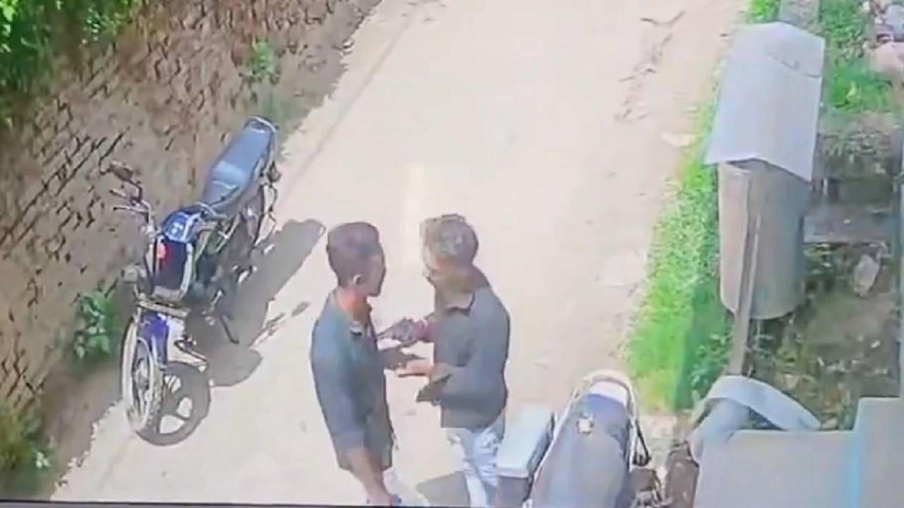 Video: ಕೋಚಿಂಗ್ ಕೇಂದ್ರದ ಎದುರು ವಿದ್ಯಾರ್ಥಿಯ ಮೇಲೆ ಗುಂಡು ಹಾರಿಸಿದ ದುಷ್ಕರ್ಮಿ