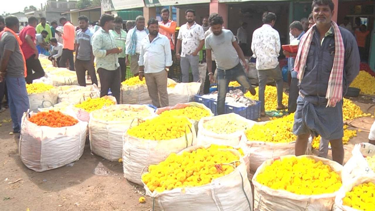 ಗದಗಿನ ರೈತರು ಭರ್ಜರಿ ಹೂವು ಬೆಳೆದು ಹೂವಿನಂಥ ಬದುಕು ಕಟ್ಟಿಕೊಳ್ಳುವ ಕನಸು ಕಂಡಿದ್ದರು. ಹಾಗೇ ರೈತರ ತೋಟಗಳಲ್ಲಿ ಕಲರ್ ಕಲರ್ ಹೂವುಗಳು ಕಂಗೊಳಿಸುತ್ತಿದ್ದವು. ನಾಳೆನಾಡ ಹಬ್ಬವೂ ಆರಂಭ ಶುರುವಾಗಿದೆ. ಹೀಗಾಗಿ ಭರ್ಜರಿ ದರ ಸಿಗುತ್ತೆ ಅಂತ ಕನಸು ಹೊತ್ತು ಮಾರುಕಟ್ಟೆಗೆ ಆಗಮಿಸಿದ್ದರು. ಆದರೆ ದರ ಕುಸಿತದಿಂದ ಗೋಳಾಡಿದ್ದಾರೆ. ರಾಜ್ಯ ಮತ್ತು ಕೇಂದ್ರ ಸರ್ಕಾರಗಳು ರೈತರ ನೆರವಿಗೆ ಬರದಿದ್ದರೆ ಸಾವಿನ ದಾರಿಯೇ ಗತಿ ಅಂತ ಆಕ್ರೋಶ ವ್ಯಕ್ತಪಡಿಸಿದ್ದಾರೆ.
