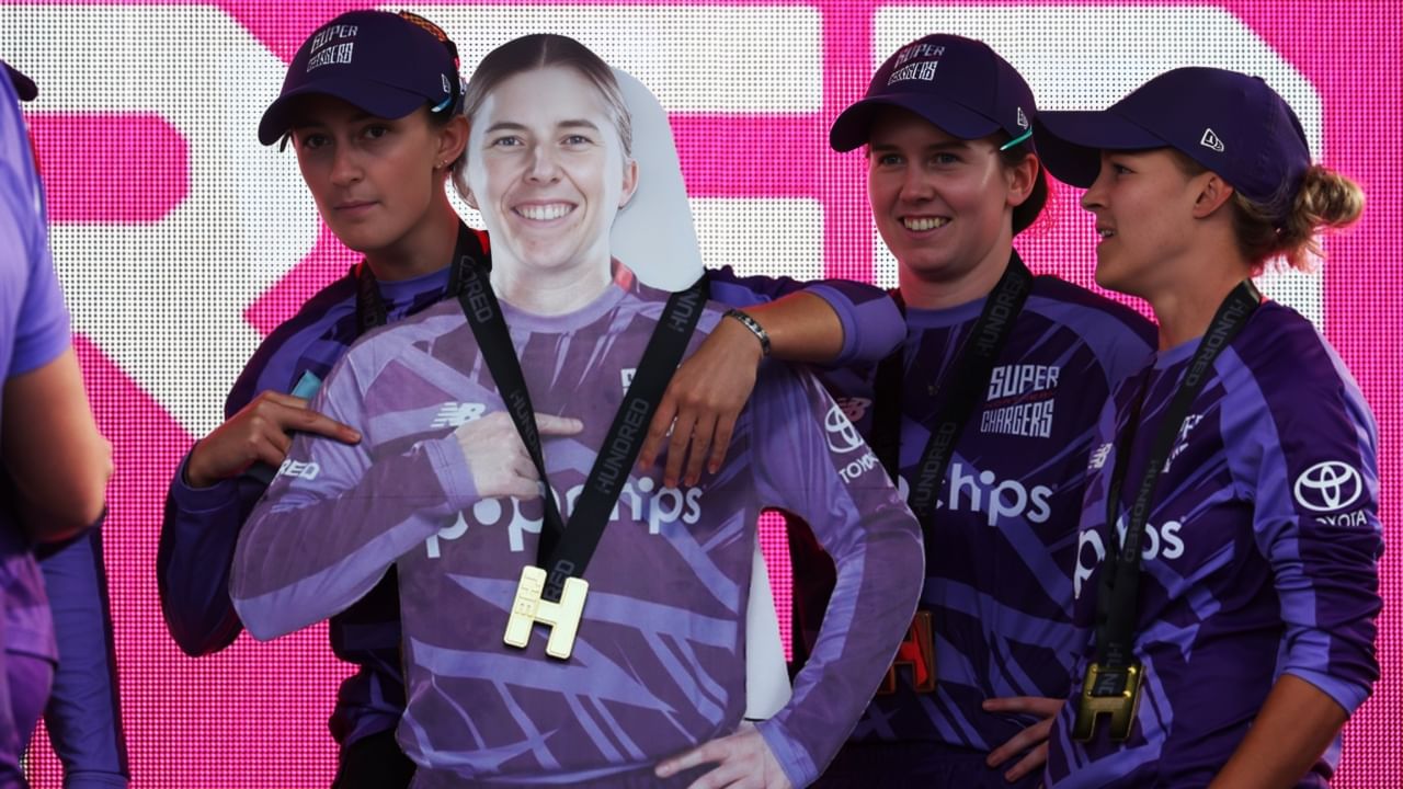 ಈ ಚಾಂಪಿಯನ್ ಪಟ್ಟ ಸಂಭ್ರಮದ ನಡುವೆ ನಾರ್ದನ್ ಸೂಪರ್ ಚಾರ್ಜರ್ಸ್ ಆಟಗಾರ್ತಿಯರು ಜಾರ್ಜಿಯಾ ವೇರ್‌ಹ್ಯಾಮ್ ಅವರನ್ನು ನೆನಪಿಸಿಕೊಂಡಿದ್ದು ವಿಶೇಷವಾಗಿತ್ತು. ಅಂದರೆ ಟೂರ್ನಿಯಿಂದ ಹೊರಬಿದ್ದಿದ್ದ ತಮ್ಮ ಸಹ ಆಟಗಾರ್ತಿಯ ಕಟೌಟ್​ನೊಂದಿಗೆ ನಾರ್ದನ್ ಸೂಪರ್ ಚಾರ್ಜರ್ಸ್ ತಂಡವು ಫೋಟೋಗೆ ಪೋಸ್ ನೀಡಿದ್ದರು.