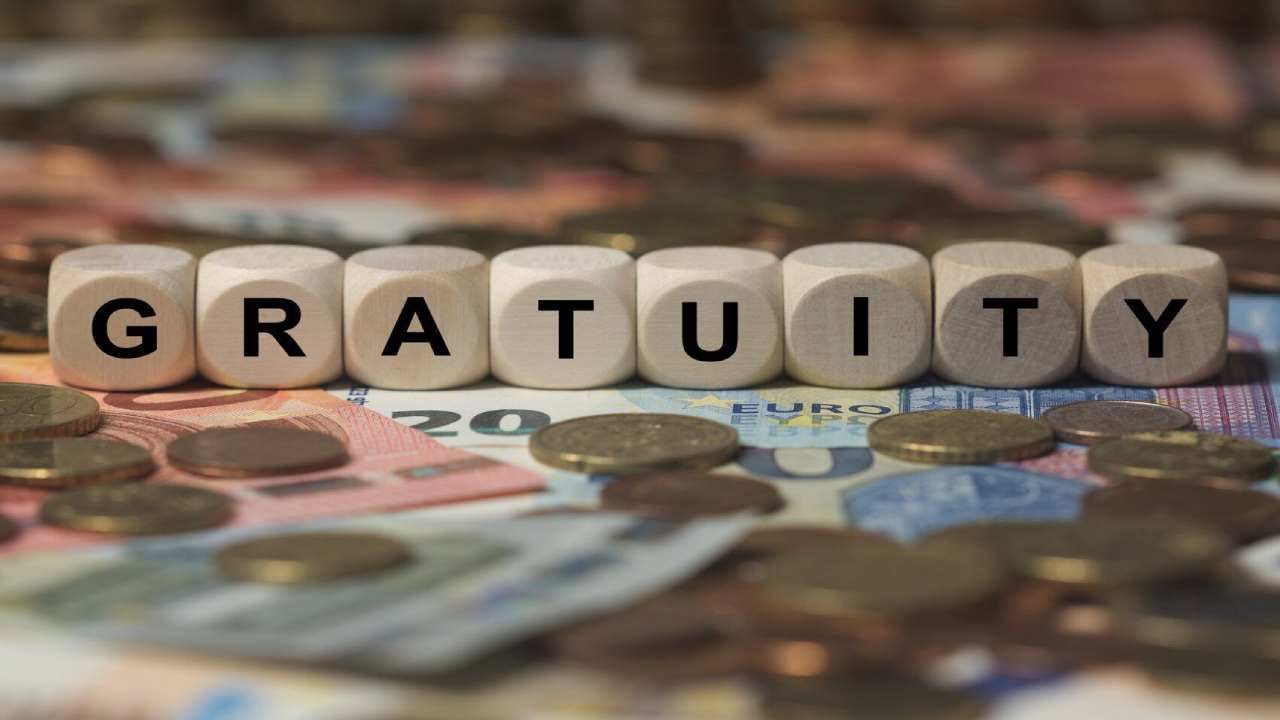 ಗ್ರಾಚುಟಿ ನಿಯಮ ಏನಿದೆ? ಎಷ್ಟು ವರ್ಷದ ಸರ್ವಿಸ್ ಮಾಡಿದ್ರೆ ಎಷ್ಟು ಹಣ ಸಿಗುತ್ತೆ? ಇಲ್ಲಿದೆ ಲೆಕ್ಕಾಚಾರ ಗ್ರಾಚುಟಿ ನಿಯಮ ಏನಿದೆ? ಎಷ್ಟು ವರ್ಷದ ಸರ್ವಿಸ್ ಮಾಡಿದ್ರೆ ಎಷ್ಟು ಹಣ ಸಿಗುತ್ತೆ? ಇಲ್ಲಿದೆ ಲೆಕ್ಕಾಚಾರ