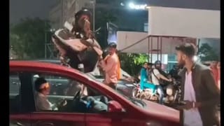 Video: ಈ ಅಪ್ಪ ಎಷ್ಟು ಖತರ್ನಾಕ್ ನೋಡಿ; ಉಪಾಯದಿಂದ ಪುಟಾಣಿಯನ್ನು ಶಾಲಾ ಬಸ್‌ ಹತ್ತಿಸಿದ ತಂದೆ