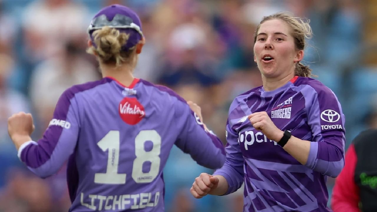 ಇತ್ತ ಜಾರ್ಜಿಯಾ ವೇರ್‌ಹ್ಯಾಮ್ ಅನುಪಸ್ಥಿತಿಯ ನಡುವೆ ಅತ್ಯುತ್ತಮ ಪ್ರದರ್ಶನ ನೀಡಿದ ನಾರ್ದನ್ ಸೂಪರ್ ಚಾರ್ಜರ್ಸ್ ತಂಡವು ಫೈನಲ್​ನಲ್ಲಿ ಸದರ್ನ್ ಬ್ರೇವ್ ತಂಡವನ್ನು ಬಗ್ಗು ಬಡಿದು ಟ್ರೋಫಿ ಎತ್ತಿಕೊಂಡಿದೆ. ಈ ಟ್ರೋಫಿಯೊಂದಿಗೆ ಪೋಸ್ ನೀಡುವಾಗ ತಮ್ಮ ತಂಡದ ಪರ ಕಣಕ್ಕಿಳಿದ ಜಾರ್ಜಿಯಾ ವೇರ್‌ಹ್ಯಾಮ್ ಅವರ ಕಟೌಟ್ ತಂದು ನಿಲ್ಲಿಸಿದ್ದಾರೆ. 