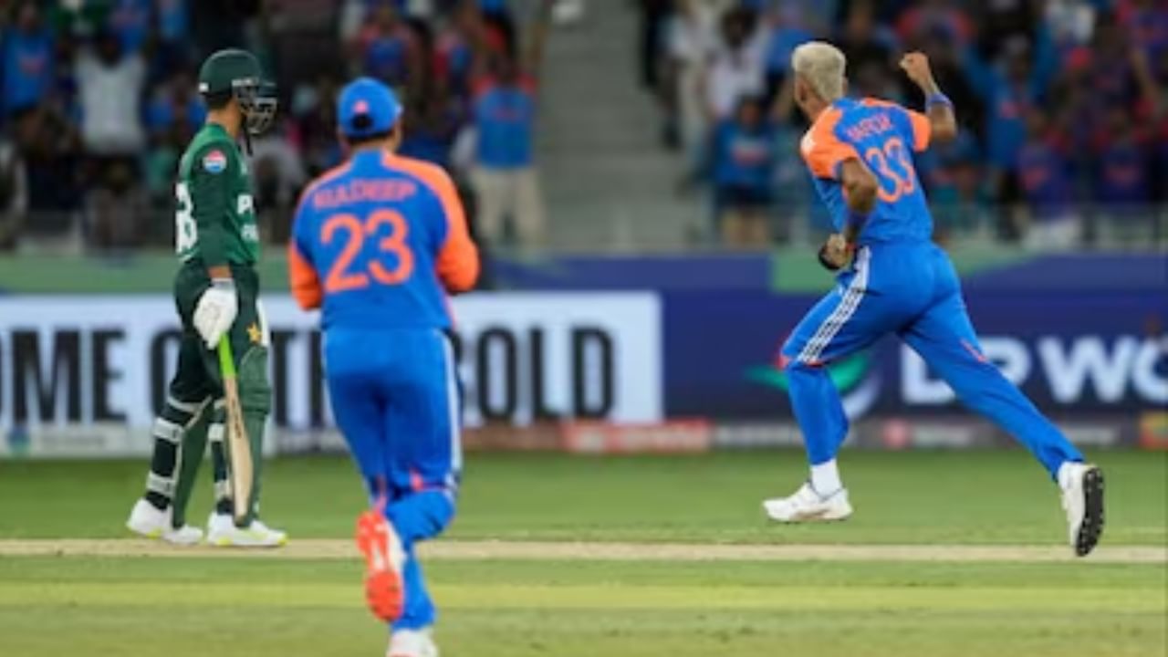 ಪಂದ್ಯದ ಆರಂಭದಲ್ಲಿ ನಾಯಕ ಸೂರ್ಯಕುಮಾರ್ ಯಾದವ್ ಬೌಲಿಂಗ್ ಜವಾಬ್ದಾರಿಯನ್ನು ಹಾರ್ದಿಕ್ ಪಾಂಡ್ಯಗೆ ವಹಿಸಿದರು. ನಾಯಕನ ನಂಬಿಕೆಗೆ ತಕ್ಕಂತೆ ಬೌಲಿಂಗ್ ಮಾಡಿದ ಪಾಂಡ್ಯ, ಪಾಕಿಸ್ತಾನದ ಆರಂಭಿಕ ಆಟಗಾರ ಸೈಮ್ ಅಯೂಬ್ ಅವರ ವಿಕೆಟ್ ಉರುಳಿಸಿದರು.