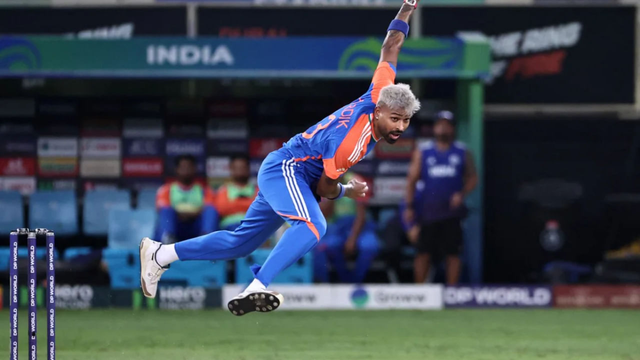 ಈ ವಿಕೆಟ್‌ನೊಂದಿಗೆ, ಹಾರ್ದಿಕ್ ಪಂದ್ಯದ ಆರಂಭದಲ್ಲಿ ಭಾರತಕ್ಕೆ ಮುನ್ನಡೆ ತಂದುಕೊಟ್ಟಿದ್ದು ಮಾತ್ರವಲ್ಲದೆ, ತಮ್ಮ ಹೆಸರಿನಲ್ಲಿ ಒಂದು ವಿಶಿಷ್ಟ ದಾಖಲೆಯನ್ನೂ ನಿರ್ಮಿಸಿದರು. ವಾಸ್ತವವಾಗಿ ಟಿ20 ಅಂತರರಾಷ್ಟ್ರೀಯ ಪಂದ್ಯದಲ್ಲಿ ಭಾರತ ಮತ್ತು ಪಾಕಿಸ್ತಾನ ನಡುವಿನ ಪಂದ್ಯದಲ್ಲಿ ಇನ್ನಿಂಗ್ಸ್‌ನ ಮೊದಲ ಎಸೆತದಲ್ಲೇ ಭಾರತೀಯ ಬೌಲರ್ ಒಬ್ಬ ವಿಕೆಟ್ ಪಡೆದ ದಾಖಲೆ ಹಾರ್ದಿಕ್ ಪಾಲಾಯಿತು.
