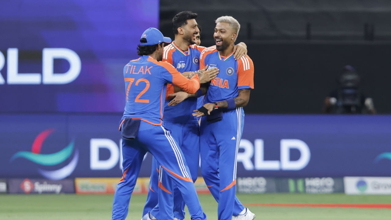 2025 ರ ಏಷ್ಯಾಕಪ್​ನ ಆರನೇ ಪಂದ್ಯದಲ್ಲಿ ಮೊದಲು ಬ್ಯಾಟಿಂಗ್ ಮಾಡಿದ ಪಾಕಿಸ್ತಾನ ತಂಡವನ್ನು 127 ರನ್​ಗಳಿಗೆ ಕಟ್ಟಿಹಾಕುವಲ್ಲಿ ಟೀಂ ಇಂಡಿಯಾ ಯಶಸ್ವಿಯಾಗಿದೆ. ಮೊದಲ ಪಂದ್ಯದಂತೆ ಎರಡನೇ ಪಂದ್ಯದಲ್ಲೂ ಟೀಂ ಇಂಡಿಯಾ ಸ್ಪಿನ್ನರ್‌ಗಳು ಎದುರಾಳಿಗಳನ್ನು ಕಾಡಿದರು. ಆದರೆ ಮೊದಲ ಪಂದ್ಯದಲ್ಲಿ ಯಾವುದೇ ವಿಕೆಟ್ ಪಡೆಯದ ಹಾರ್ದಿಕ್ ಪಾಂಡ್ಯ ಈ ಪಂದ್ಯದಲ್ಲಿ ಮೊದಲ ಎಸೆತದಲ್ಲೇ ವಿಕೆಟ್ ಪಡೆದರು.