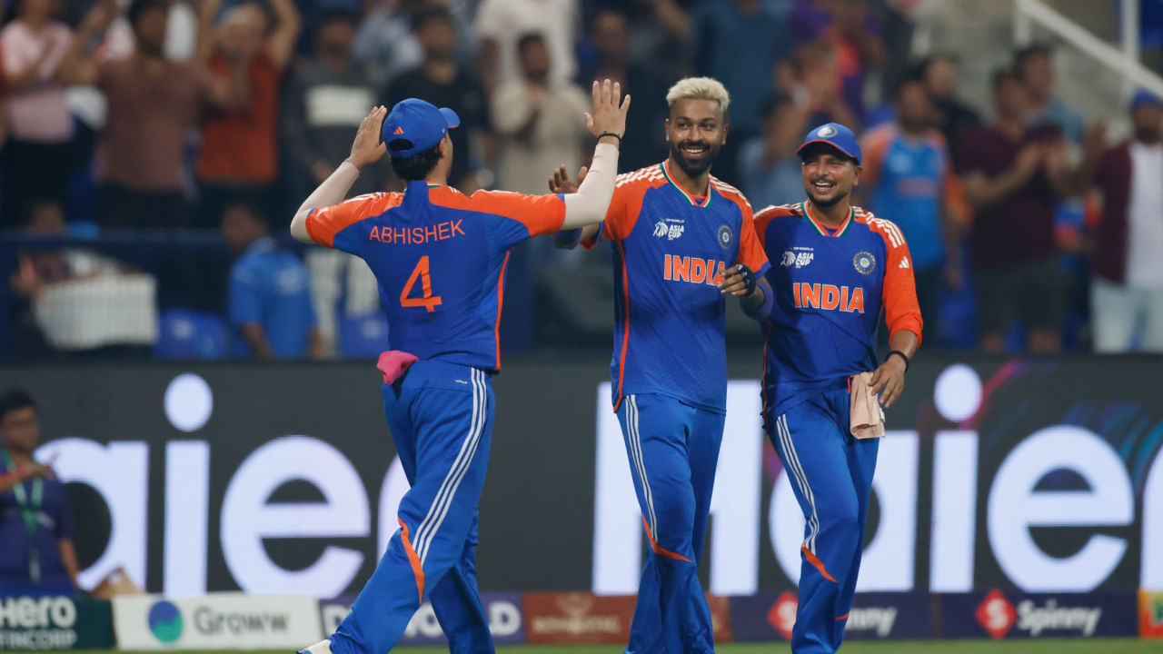 ಅರ್ಷದೀಪ್ ತಮ್ಮ ವೃತ್ತಿಜೀವನದಲ್ಲಿ ಎರಡು ಬಾರಿ ಇನ್ನಿಂಗ್ಸ್ನಲ್ಲಿ ನಾಲ್ಕು ವಿಕೆಟ್ಗಳನ್ನು ಪಡೆದ ಸಾಧನೆ ಮಾಡಿದ್ದಾರೆ. ಅರ್ಷದೀಪ್ ನಂತರ, ಭಾರತದ ಪರ ಎರಡನೇ ಅತಿ ಹೆಚ್ಚು ವಿಕೆಟ್ ಪಡೆದ ಬೌಲರ್ ಲೆಗ್ ಸ್ಪಿನ್ನರ್ ಯುಜ್ವೇಂದ್ರ ಚಾಹಲ್, 80 ಪಂದ್ಯಗಳಲ್ಲಿ 96 ವಿಕೆಟ್ಗಳನ್ನು ಪಡೆದಿದ್ದಾರೆ. ಹಾರ್ದಿಕ್ ಪಾಂಡ್ಯ 114 ಪಂದ್ಯಗಳಲ್ಲಿ 96 ವಿಕೆಟ್ಗಳೊಂದಿಗೆ ಮೂರನೇ ಸ್ಥಾನದಲ್ಲಿದ್ದಾರೆ.