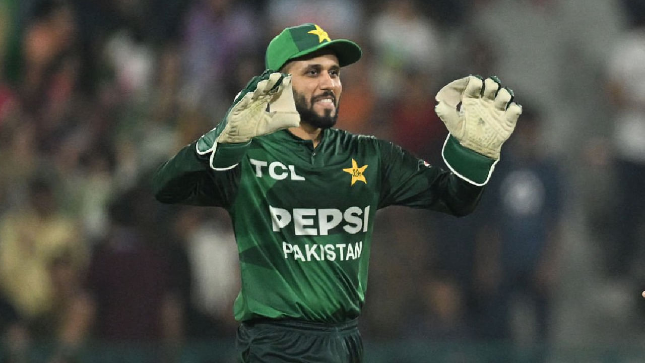 ಏಕೆಂದರೆ ಈ ಬಾರಿಯ ಟೂರ್ನಿಗೆ ಪಾಕಿಸ್ತಾನ್ ತಂಡವು ಬ್ಯಾಕಪ್ ವಿಕೆಟ್ ಕೀಪರ್ನನ್ನು ಆಯ್ಕೆ ಮಾಡಿಲ್ಲ. ಈ ಹಿಂದೆ ಮೊಹಮ್ಮದ್ ರಿಝ್ವಾನ್ ಪ್ರಮುಖ ವಿಕೆಟ್ ಕೀಪರ್ ಆಗಿ ಕಾಣಿಸಿಕೊಂಡರೆ, ಹಾರಿಸ್ ಬ್ಯಾಕಪ್ ಆಗಿ ತಂಡದಲ್ಲಿರುತ್ತಿದ್ದರು. ಆದರೆ ಈ ಬಾರಿ ರಿಝ್ವಾನ್ ಅವರನ್ನು ಕೈ ಬಿಟ್ಟು ಮೊಹಮ್ಮದ್ ಹಾರಿಸ್ ಅವರನ್ನು ಮುಖ್ಯ ವಿಕೆಟ್ ಕೀಪರ್ ಆಗಿ ಆಯ್ಕೆ ಮಾಡಲಾಗಿದೆ.