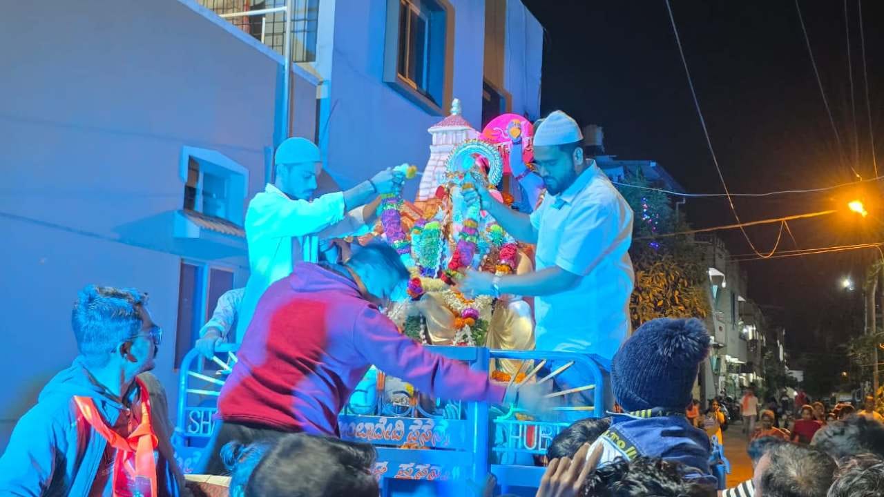 ಈ ಬಾರಿ ಸೌಹಾರ್ದತೆಗೆ ಸಾಕ್ಷಿಯಾದ ಹುಬ್ಬಳ್ಳಿ ಗಣೇಶೋತ್ಸವ: ಕರಗಿದ ಕೋಮುದ್ವೇಷ ಈ ಬಾರಿ ಸೌಹಾರ್ದತೆಗೆ ಸಾಕ್ಷಿಯಾದ ಹುಬ್ಬಳ್ಳಿ ಗಣೇಶೋತ್ಸವ: ಕರಗಿದ ಕೋಮುದ್ವೇಷ