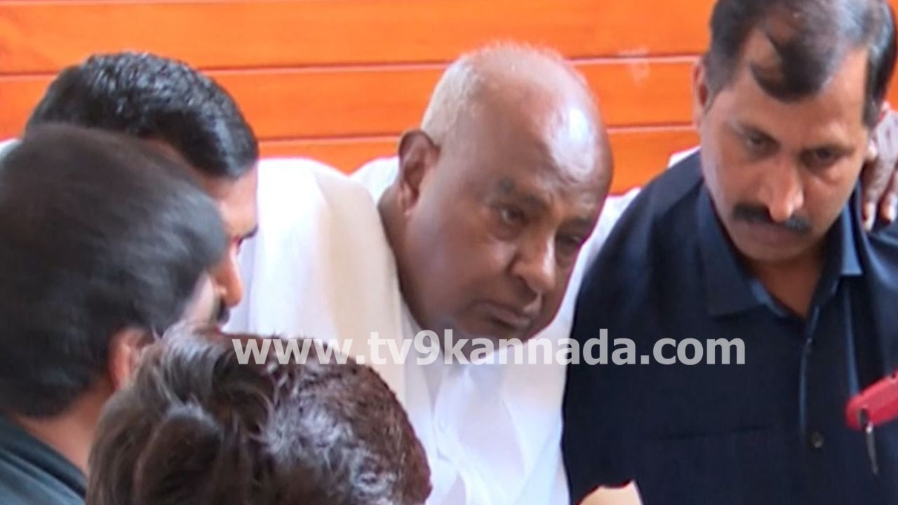 ಹಾಸನ ದುರಂತ: ಹಿಮ್ಸ್​ಗೆ ಹೆಚ್​ಡಿ ದೇವೇಗೌಡ ಭೇಟಿ, ಜೆಡಿಎಸ್​ನಿಂದ ತಲಾ 1 ಲಕ್ಷ ರೂ. ಪರಿಹಾರ ಘೋಷಣೆ