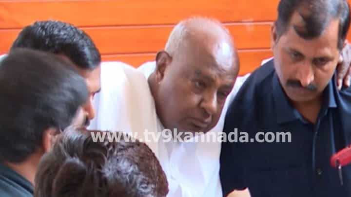 ಹಾಸನ ದುರಂತ: ಹಿಮ್ಸ್ಗೆ ಹೆಚ್ಡಿ ದೇವೇಗೌಡ ಭೇಟಿ, ಜೆಡಿಎಸ್ನಿಂದ ತಲಾ 1 ಲಕ್ಷ ರೂ. ಪರಿಹಾರ ಘೋಷಣೆ ಹಾಸನ ದುರಂತ: ಹಿಮ್ಸ್ಗೆ ಹೆಚ್ಡಿ ದೇವೇಗೌಡ ಭೇಟಿ, ಜೆಡಿಎಸ್ನಿಂದ ತಲಾ 1 ಲಕ್ಷ ರೂ. ಪರಿಹಾರ ಘೋಷಣೆ
