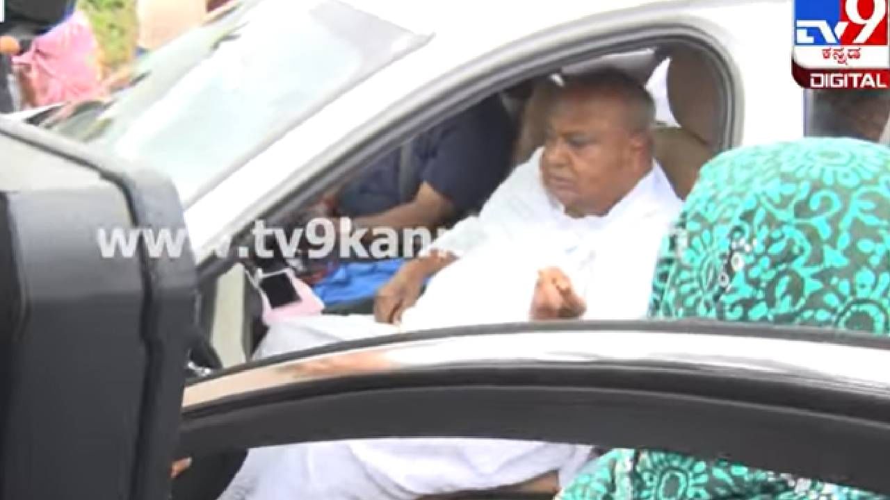 Video: ಹಾಸನದಲ್ಲಿ ಗಣೇಶ ಮೆರವಣಿಗೆ ವೇಳೆ ದುರಂತ: ಮೃತ ಪ್ರಭಾಕರ್ ಕುಟುಂಬದವರಿಗೆ ದೇವೇಗೌಡರ ಸಾಂತ್ವನ