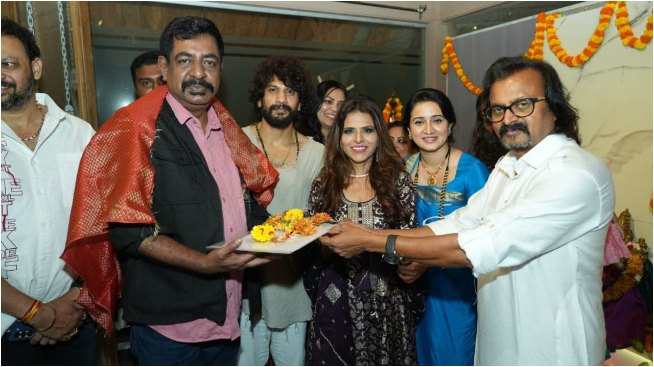 ಹರ್ಷಿಕಾ ಮತ್ತು ಭುವನ್ ದಂಪತಿಯ ಪುತ್ರಿ ತ್ರಿದೇವಿ ಅಮೃತ ಹಸ್ತದಿಂದ ‘ಹಲೋ 123’ ಚಿತ್ರಕ್ಕೆ ಚಾಲನೆ ನೀಡಿದ್ದು ವಿಶೇಷ. ದೇವರ ಪೂಜೆ ಬಳಿಕ ಭುವನ್, ಯೋಗರಾಜ್ ಭಟ್, ವಿ. ಹರಿಕೃಷ್ಣ ಅವರಿಗೆ ಅಡ್ವಾನ್ಸ್ ಕೊಟ್ಟು ನಿರ್ಮಾಪಕರು ಶುಭಕೋರಿದ‌ರು.