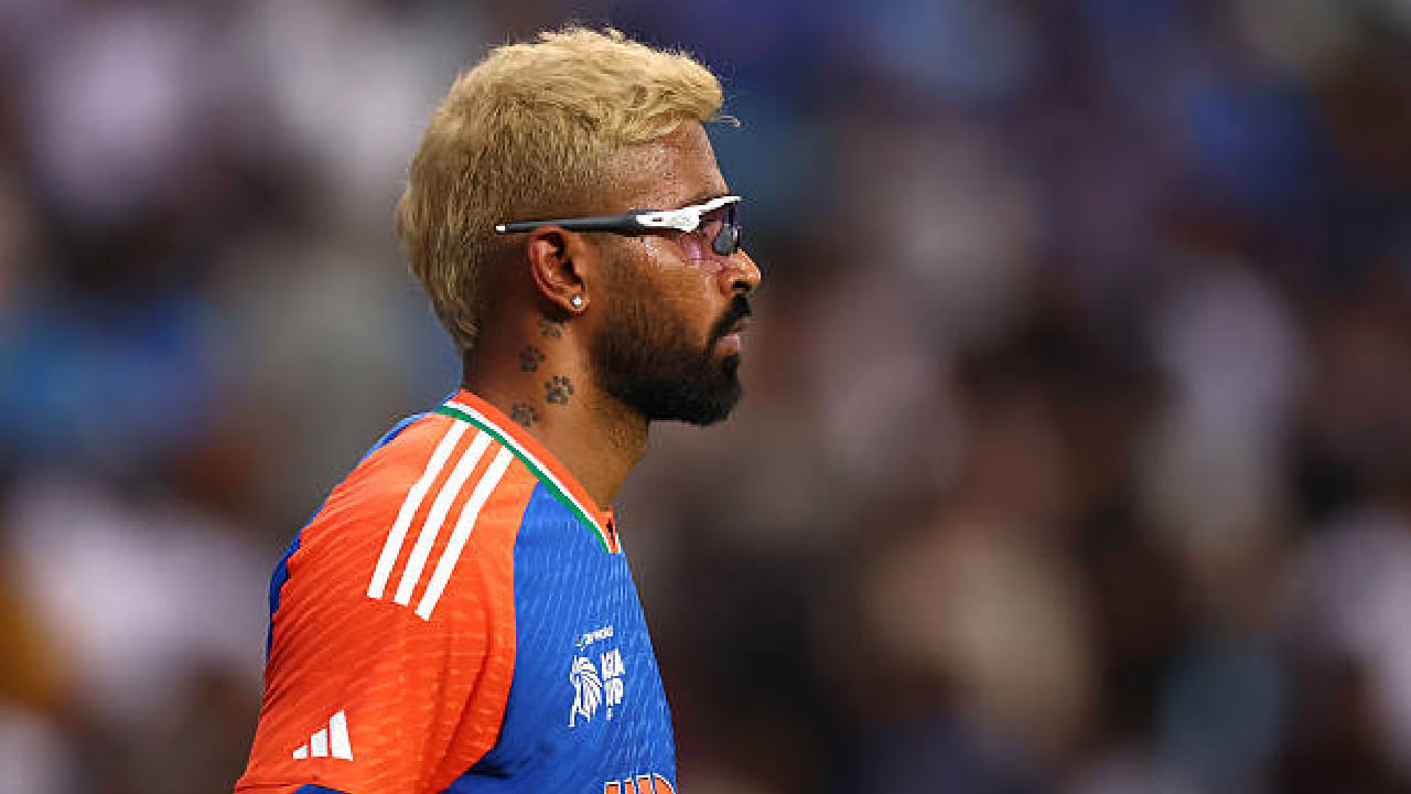 ಇದೀಗ ಹಾರ್ದಿಕ್ ಪಾಂಡ್ಯ ಅವರ ವೈದ್ಯಕೀಯ ವರದಿ ಬಂದಿದ್ದು, ಈ ವರದಿಯಲ್ಲಿ ಅವರ ಎಡ ಕಾಲಿನ ಸ್ನಾಯುಗಳಲ್ಲಿ (ಕ್ವಾಡ್ರೈಸೆಪ್ಸ್) ಸಮಸ್ಯೆ ಇರುವುದು ಕಂಡು ಬಂದಿದೆ. ಹೀಗಾಗಿ ಹಾರ್ದಿಕ್ ಪಾಂಡ್ಯಗೆ ವೈದ್ಯರು ಕನಿಷ್ಠ 4 ವಾರಗಳ ವಿಶ್ರಾಂತಿ ಸೂಚಿಸಿದ್ದಾರೆ ಎಂದು ತಿಳಿದು ಬಂದಿದೆ.