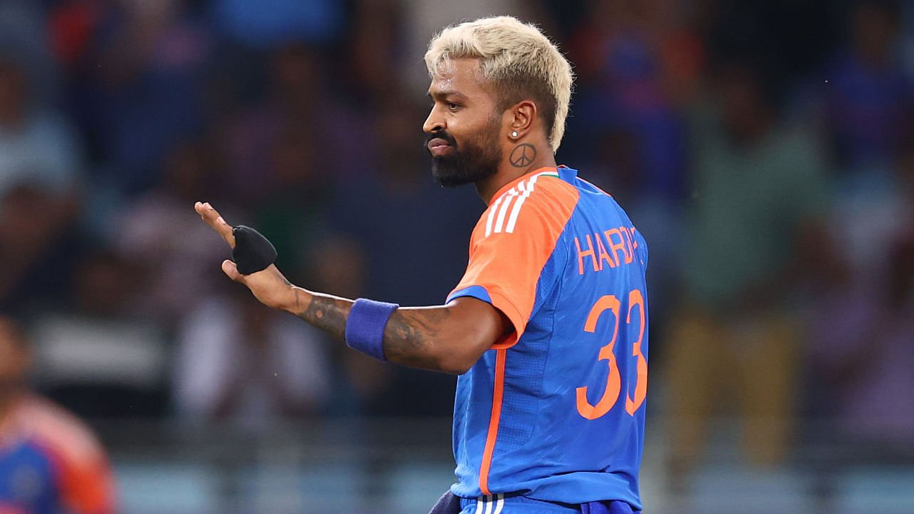 ಮತ್ತೊಂದೆಡೆ ಹಾರ್ದಿಕ್ ಪಾಂಡ್ಯ ಕೂಡ ಸ್ನಾಯು ಸೆಳೆತದಿಂದ ಸಮಸ್ಯೆಯಿಂದ ಶ್ರೀಲಂಕಾ ವಿರುದ್ಧದ ಪಂದ್ಯದ ವೇಳೆ ಅರ್ಧದಲ್ಲೇ ಮೈದಾನ ತೊರೆದಿದ್ದರು. ಇದಾಗ್ಯೂ ಅವರು ಸಂಪೂರ್ಣ ಚೇತರಿಸಿಕೊಂಡಿಲ್ಲ ಎಂದು ಮೊರ್ನೆ ಮೊರ್ಕೆಲ್ ತಿಳಿಸಿದ್ದಾರೆ. ಇಂದು ಹಾರ್ದಿಕ್ ಪಾಂಡ್ಯ ಅವರ ಫಿಸಿಯೋ ಟೆಸ್ಟ್ ನಡೆಯಲಿದ್ದು, ಇದಾದ ಬಳಿಕ ಅವರು ಪಾಕ್ ವಿರುದ್ಧ ಆಡುತ್ತಾರೋ ಇಲ್ಲವಾ ಎಂಬುದು ನಿರ್ಧಾರವಾಗಲಿದೆ ಎಂದಿದ್ದಾರೆ.