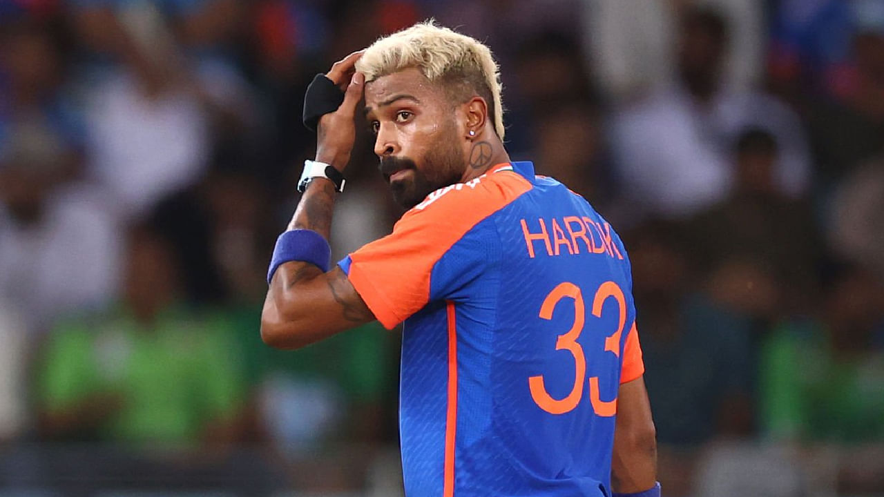 ಆದರೆ ಈ ಪಂದ್ಯಗಳಿಗೆ ಟೀಮ್ ಇಂಡಿಯಾದ ಸ್ಟಾರ್ ಆಲ್ರೌಂಡರ್ ಹಾರ್ದಿಕ್ ಪಾಂಡ್ಯ ಅಲಭ್ಯರಾಗುವುದು ಬಹುತೇಕ ಖಚಿತವಾಗಿದೆ. ಏಷ್ಯಾಕಪ್ನ ಸೂಪರ್-4 ಹಂತದ ಕೊನೆಯ ಪಂದ್ಯದ ವೇಳೆ ಪಾಂಡ್ಯ ಕ್ವಾಡ್ರೈಸೆಪ್ಸ್ ನೋವಿನ ಸಮಸ್ಯೆಗೆ ಒಳಗಾಗಿದ್ದರು. ಹೀಗಾಗಿಯೇ ಅವರು ಪಾಕಿಸ್ತಾನ್ ವಿರುದ್ಧದ ಫೈನಲ್ ಪಂದ್ಯಕ್ಕೆ ಅಲಭ್ಯರಾಗಿದ್ದರು.