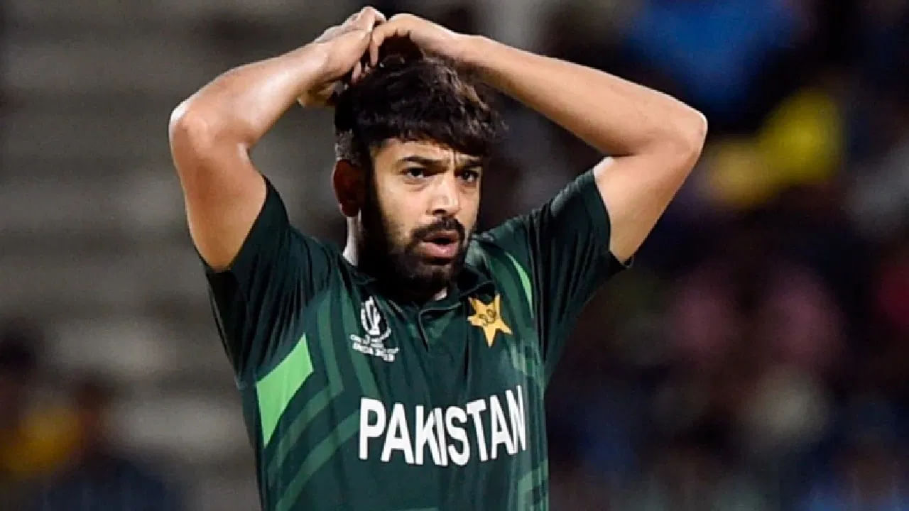 ಏಕೆಂದರೆ ಈ ಪಂದ್ಯದ 15ನೇ ಓವರ್​ನಲ್ಲಿ ರೌಫ್ 17 ರನ್ ನೀಡಿದ್ದರು. ಇನ್ನು 18ನೇ ಓವರ್​ನಲ್ಲಿ 13 ರನ್​ ಬಿಟ್ಟು ಕೊಟ್ಟರು. ಅಲ್ಲದೆ ಅಂತಿಮವಾಗಿ ಓವರ್​ನ 4 ಎಸೆತಗಳಲ್ಲೇ 10 ರನ್​ ಚಚ್ಚಿಸಿಕೊಳ್ಳುವ ಮೂಲಕ ಪಂದ್ಯವನ್ನು ಬೇಗನೆ ಮುಗಿಸಿದರು. ಈ ಕಳಪೆ ಪ್ರದರ್ಶನದಿಂದಾಗಿ ಪಾಕ್ ತಂಡ ಸೋಲನುಭವಿಸಿದೆ ಎಂದು ವಾಸಿಂ ಅಕ್ರಮ್ ಟೀಕಿಸಿದರು.