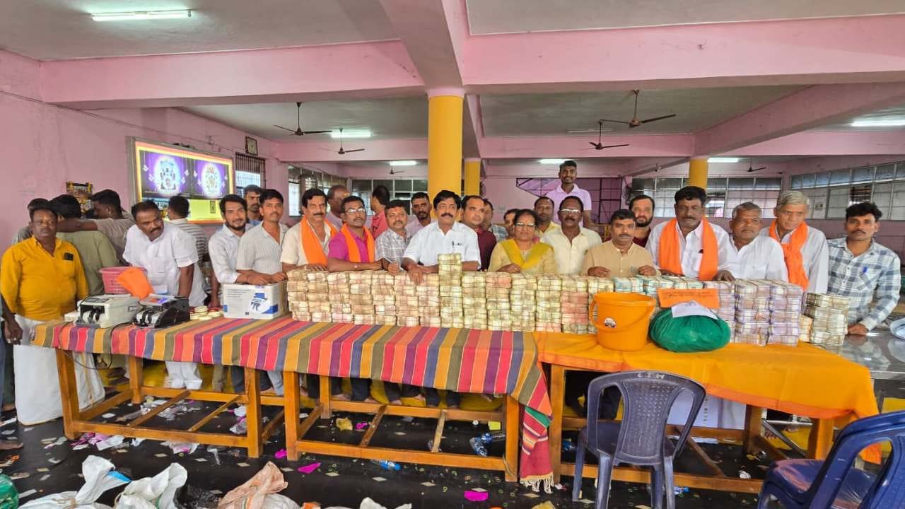 ಕೊಪ್ಪಳ: ಹುಲಗೆಮ್ಮನ ಹುಂಡಿಯಲ್ಲಿ 48 ದಿನದಲ್ಲಿ 1 ಕೋಟಿ 45 ಸಾವಿರ ರೂ ಕಾಣಿಕೆ ಸಂಗ್ರಹ ಕೊಪ್ಪಳ: ಹುಲಗೆಮ್ಮನ ಹುಂಡಿಯಲ್ಲಿ 48 ದಿನದಲ್ಲಿ 1 ಕೋಟಿ 45 ಸಾವಿರ ರೂ ಕಾಣಿಕೆ ಸಂಗ್ರಹ