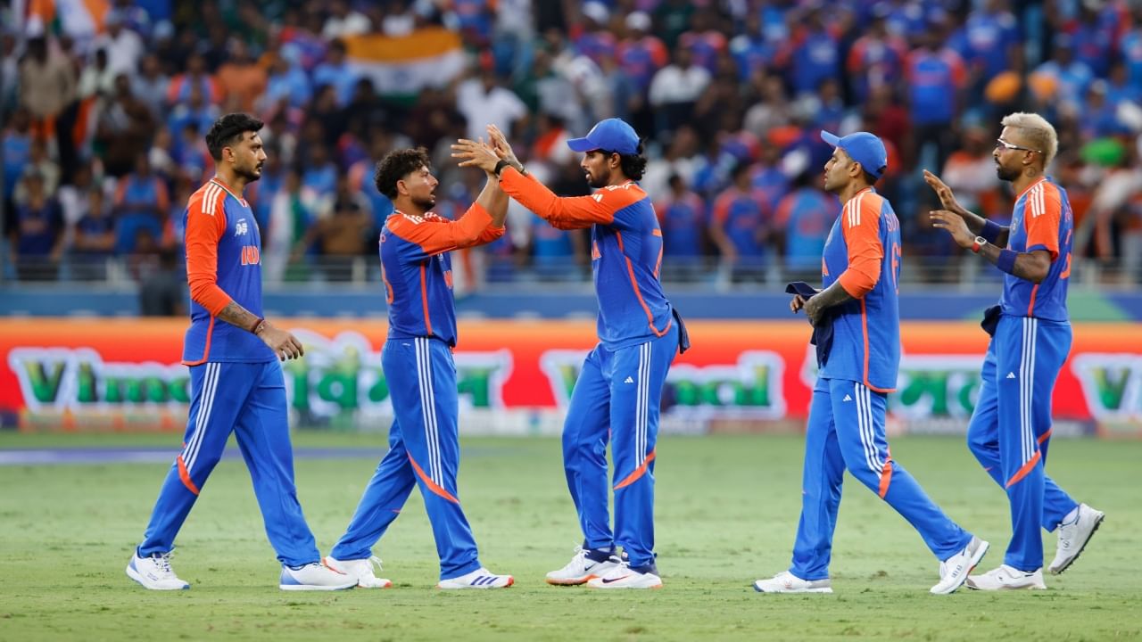 ಭಾರತ ಮತ್ತು ಒಮಾನ್ ನಡುವಿನ ಪಂದ್ಯದೊಂದಿಗೆ ಏಷ್ಯಾಕಪ್ ಗುಂಪು ಹಂತ ಮುಕ್ತಾಯಗೊಂಡಿದೆ. ಇದೀಗ ಸೂಪರ್ 4 ಸುತ್ತು ಆರಂಭವಾಗಲಿದೆ. ಒಮಾನ್ ವಿರುದ್ಧದ ಪಂದ್ಯವನ್ನು ಗೆದ್ದುಕೊಳ್ಳುವ ಮೂಲಕ ಅಜೇಯ ತಂಡವಾಗಿ ಸೂಪರ್ 4 ಸುತ್ತಿಗೆ ಎಂಟ್ರಿಕೊಟ್ಟಿರುವ ಟೀಂ ಇಂಡಿಯಾ ಇನ್ನು ಇದೇ ಪಂದ್ಯದಲ್ಲಿ ಮಹತ್ವದ ಮೈಲಿಗಲ್ಲನ್ನು ದಾಟಿತು.