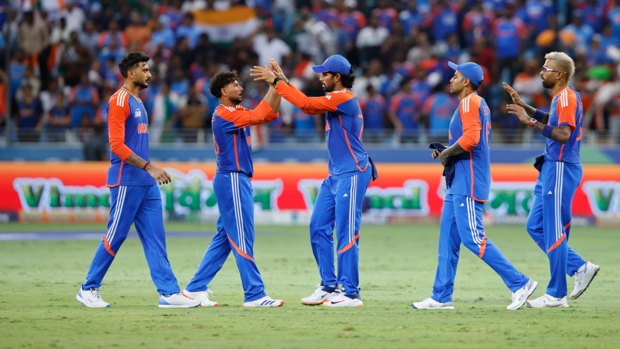 ನಿರಂತರ ವಿವಾದ ಮತ್ತು ಬಹಿಷ್ಕಾರದ ಬೇಡಿಕೆಗಳ ನಡುವೆಯೂ ಭಾರತ ಮತ್ತು ಪಾಕಿಸ್ತಾನ ನಡುವಿನ ಏಷ್ಯಾಕಪ್ ಪಂದ್ಯವು ಅಂತಿಮವಾಗಿ ನಡೆಯಿತು. ನಿರೀಕ್ಷೆಯಂತೆ ಪಾಕಿಸ್ತಾನದ ವಿರುದ್ಧ ಸಾಂಘಿಕ ಪ್ರದರ್ಶನ ನೀಡಿದ ಟೀಂ ಇಂಡಿಯಾ 7 ವಿಕೆಟ್ಗಳ ಭರ್ಜರಿ ಜಯ ಸಾಧಿಸಿತು. ಇದರೊಂದಿಗೆ ಪಾಕ್ ವಿರುದ್ಧ ತನ್ನ ಅಜೇಯ ಓಟವನ್ನು ಮುಂದುವರೆಸಿತು.