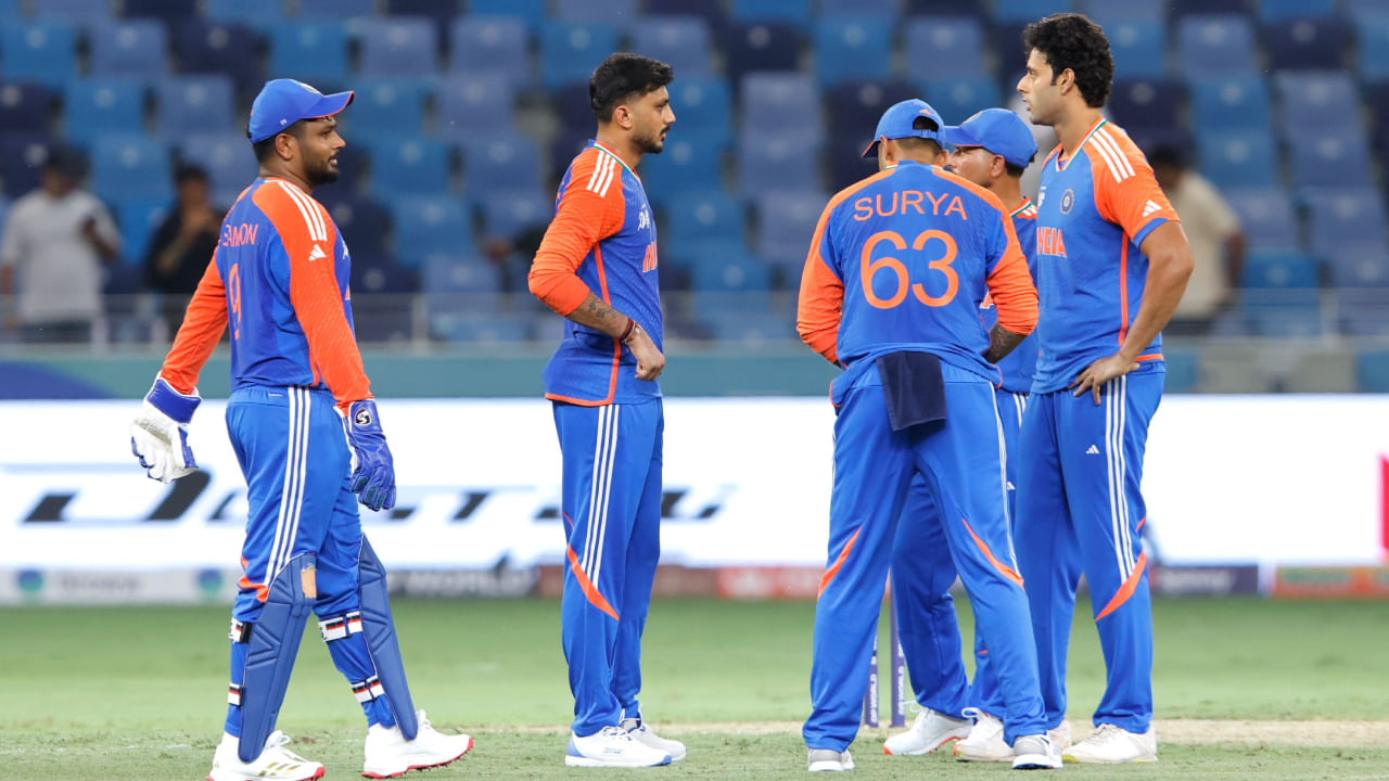 ಅಂತಹ ಪರಿಸ್ಥಿತಿಯಲ್ಲಿ, ಈ ಬಾರಿ ಭಾರತದ ಅನೇಕ ಆಟಗಾರರು ಪಾಕಿಸ್ತಾನ ವಿರುದ್ಧ ಮೊದಲ ಬಾರಿಗೆ ಟಿ20 ಪಂದ್ಯವನ್ನು ಆಡಲಿದ್ದಾರೆ. ಇದರಲ್ಲಿ ಪ್ಲೇಯಿಂಗ್ 11 ನಲ್ಲಿ ಆಯ್ಕೆಯಾಗಲಿರುವ ಐವರು ಆಟಗಾರರು ಪಾಕಿಸ್ತಾನ ವಿರುದ್ಧ ಚೊಚ್ಚಲ ಟಿ20ಪಂದ್ಯವನ್ನು ಆಡಲಿದ್ದಾರೆ.
