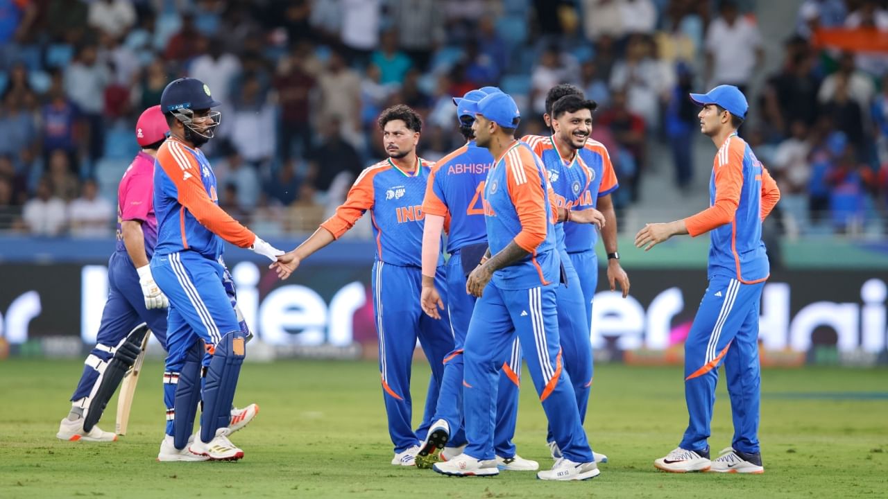 ಯುಎಇ ವಿರುದ್ಧ ಆಡಿದ್ದ ಟೀಂ ಇಂಡಿಯಾದ ಪ್ಲೇಯಿಂಗ್ 11 ರಲ್ಲಿ, ಶುಭ್​ಮನ್ ಗಿಲ್, ಅಭಿಷೇಕ್ ಶರ್ಮಾ, ತಿಲಕ್ ವರ್ಮಾ, ಸಂಜು ಸ್ಯಾಮ್ಸನ್ ಮತ್ತು ಕುಲ್ದೀಪ್ ಯಾದವ್ ಪಾಕಿಸ್ತಾನ ವಿರುದ್ಧ ಒಂದೇ ಒಂದು ಟಿ20 ಪಂದ್ಯವನ್ನು ಆಡಿಲ್ಲ. ಇವರಲ್ಲಿ ಅಭಿಷೇಕ್ ಶರ್ಮಾ, ತಿಲಕ್ ವರ್ಮಾ ಮತ್ತು ಸಂಜು ಸ್ಯಾಮ್ಸನ್ ಪಾಕಿಸ್ತಾನ ವಿರುದ್ಧ ಯಾವುದೇ ಅಂತರರಾಷ್ಟ್ರೀಯ ಪಂದ್ಯವನ್ನು ಆಡಿಲ್ಲ. ಆದರೆ, ಶುಭ್​ಮನ್ ಗಿಲ್ ಮತ್ತು ಕುಲ್ದೀಪ್ ಯಾದವ್ ಪಾಕಿಸ್ತಾನ ತಂಡದ ವಿರುದ್ಧ ಏಕದಿನ ಪಂದ್ಯಗಳಲ್ಲಿ ಭಾಗವಹಿಸಿದ್ದಾರೆ.