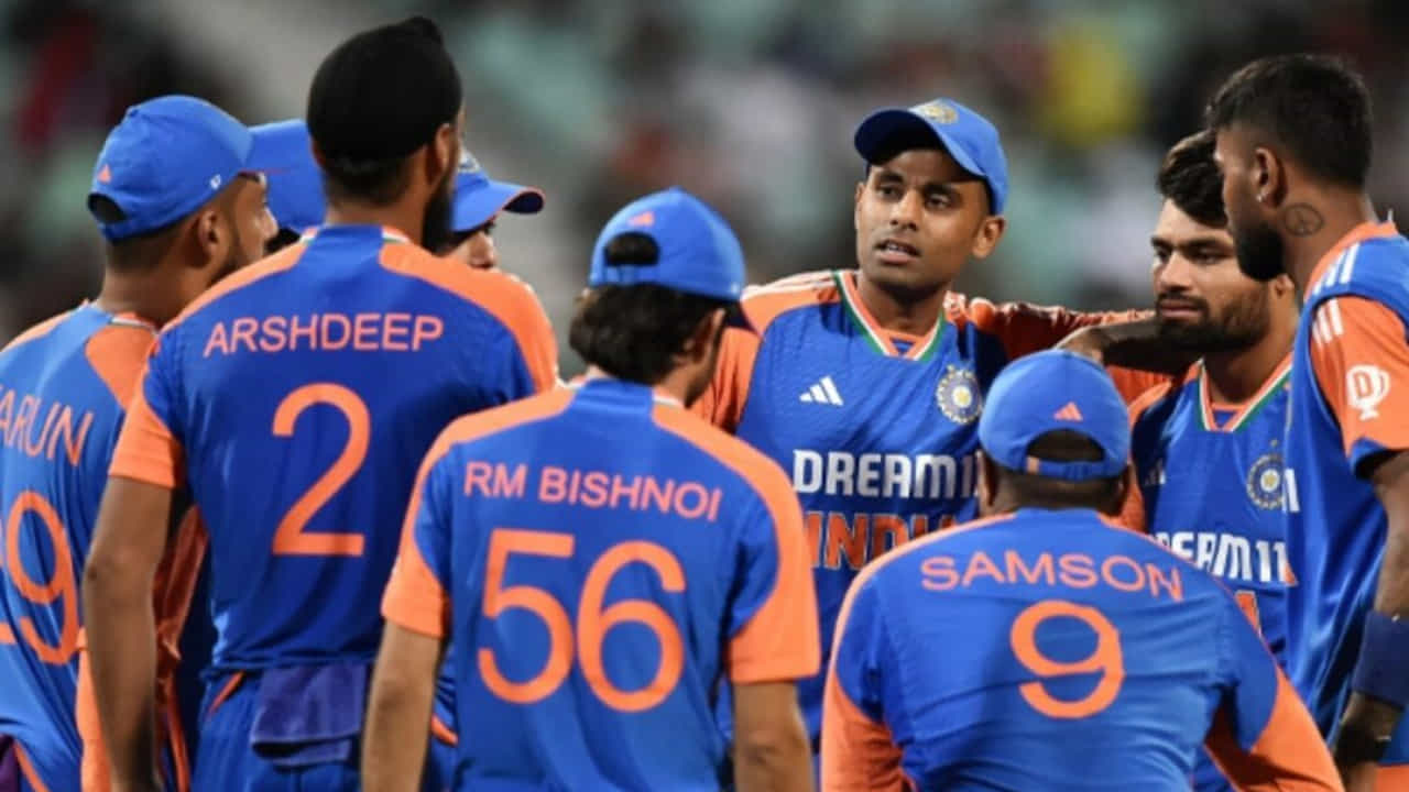 ಏಷ್ಯಾಕಪ್ ಟಿ20 ಟೂರ್ನಿಯ ಎರಡನೇ ದಿನವಾದ ಇಂದು ಭಾರತ ತಂಡ ಆತಿಥೇಯ ಯುನೈಟೆಡ್ ಅರಬ್ ಎಮಿರೇಟ್ಸ್ ತಂಡವನ್ನು ಎದುರಿಸಲಿದೆ. ಆದರೆ ಈ ಪಂದ್ಯಕ್ಕೂ ಅಭಿಮಾನಿಗಳಲ್ಲಿ ಕಾಡುತ್ತಿರುವ ದೊಡ್ಡ ಪ್ರಶ್ನೆಯೆಂದರೆ ತಂಡದ ಆಡಳಿತ ಮಂಡಳಿಯು ಆಡುವ ಹನ್ನೊಂದರ ಬಳಗದಲ್ಲಿ ಯಾವ ಆಟಗಾರರಿಗೆ ಅವಕಾಶ ನೀಡುತ್ತದೆ ಎಂಬುದು. ಈಗಾಗಲೇ ಕೆಲವು ಕ್ರಮಾಂಕಗಳಲ್ಲಿ ಇದೇ ಆಟಗಾರರು ಕಣಕ್ಕಿಳಿಯಲಿದ್ದಾರೆ ಎಂಬುದು ಖಚಿತವಾಗಿದೆ. ಉಳಿದಂತೆ ಕೆಲವು ಸ್ಲಾಟ್ಗಳಿಗೆ ಮಾತ್ರ ಸಾಕಷ್ಟು ಪೈಪೋಟಿ ಇದೆ.