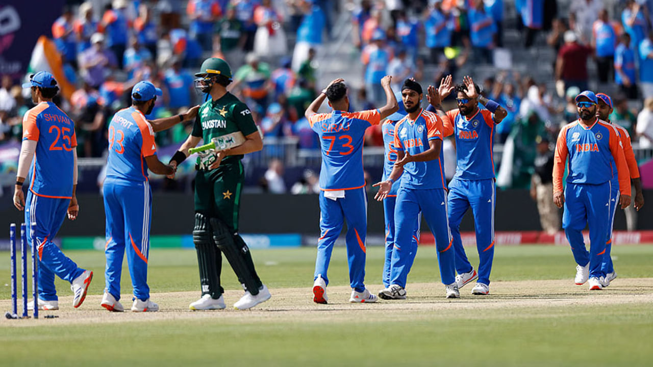 ಸೆಪ್ಟೆಂಬರ್ 14 ರಂದು ಭಾರತ ಮತ್ತು ಪಾಕಿಸ್ತಾನ ನಡುವೆ ಏಷ್ಯಾಕಪ್ ಪಂದ್ಯ ನಡೆಯಲಿದೆ. ಇದು ಈ ಪಂದ್ಯಾವಳಿಯಲ್ಲಿ ಟೀಂ ಇಂಡಿಯಾದ ಎರಡನೇ ಪಂದ್ಯವಾಗಿದ್ದು, ಭಾರತೀಯ ತಂಡವು ಸೂಪರ್ -4 ಗೆ ಟಿಕೆಟ್ ಪಡೆಯುವತ್ತ ಗಮನ ಹರಿಸಿದೆ. ಎರಡೂ ತಂಡಗಳು ದುಬೈ ಅಂತರರಾಷ್ಟ್ರೀಯ ಕ್ರಿಕೆಟ್ ಕ್ರೀಡಾಂಗಣದಲ್ಲಿ ಪರಸ್ಪರ ಮುಖಾಮುಖಿಯಾಗಲಿವೆ. ಈ ಪಂದ್ಯದಲ್ಲಿ, ಟೀಂ ಇಂಡಿಯಾದ ಕೆಲವು ಆಟಗಾರರು ಪಾಕ್ ವಿರುದ್ಧ ತಮ್ಮ ಮೊದಲ ಪಂದ್ಯವನ್ನಾಡಲಿದ್ದಾರೆ.