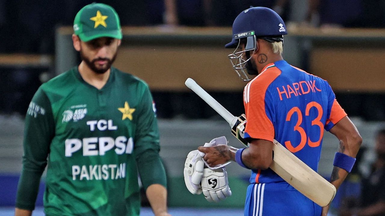 ಅಂದರೆ ಟೀಮ್ ಇಂಡಿಯಾ ಇದೇ ಮೊದಲ ಬಾರಿಗೆ ಟಿ20 ಕ್ರಿಕೆಟ್​ನಲ್ಲಿ ಪಾಕಿಸ್ತಾನ್ ವಿರುದ್ಧ 170+ ರನ್ ಚೇಸ್ ಮಾಡಿ ಗೆಲುವು ದಾಖಲಿಸಿದೆ. ಇದಕ್ಕೂ ಮುನ್ನ ಟೀಮ್ ಇಂಡಿಯಾ ಪಾಕ್ ವಿರುದ್ಧ ಚೇಸ್ ಮಾಡಿದ ಗರಿಷ್ಠ ಸ್ಕೋರ್ 160 ರನ್​ಗಳು. 2022 ರಲ್ಲಿ 160 ರನ್ ಬೆನ್ನತ್ತಿ ಟೀಮ್ ಇಂಡಿಯಾ 4 ವಿಕೆಟ್​ಗಳ ಜಯ ಸಾಧಿಸಿತ್ತು. ಇದೀಗ 172 ರನ್​ಗಳ ಗುರಿ ಬೆನ್ನತ್ತುವ ಮೂಲಕ ಹೊಸ ಇತಿಹಾಸ ನಿರ್ಮಿಸಿದೆ.