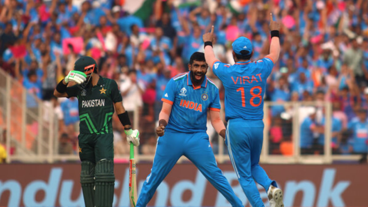 ಭಾರತ ಮತ್ತು ಪಾಕಿಸ್ತಾನ ನಡುವೆ ಇದುವರೆಗೆ ಒಟ್ಟು 13 ಟಿ20 ಪಂದ್ಯಗಳು ನಡೆದಿದ್ದು, ಅದರಲ್ಲಿ ಭಾರತ 9 ಪಂದ್ಯಗಳನ್ನು ಗೆದ್ದರೆ, ಪಾಕಿಸ್ತಾನ 3 ಪಂದ್ಯಗಳನ್ನು ಗೆದ್ದಿದೆ. ಇನ್ನು ಟಿ20 ಏಷ್ಯಾಕಪ್‌ನಲ್ಲಿ ನಡೆದಿದ್ದ ಪಂದ್ಯದಲ್ಲಿ ಭಾರತದ ವಿರುದ್ಧ ಪಾಕಿಸ್ತಾನ ಗೆಲುವು ಸಾಧಿಸಿತ್ತು. 2022 ರಲ್ಲಿ ನಡೆದ ಈ ಪಂದ್ಯದಲ್ಲಿ ಭಾರತವನ್ನು 5 ವಿಕೆಟ್‌ಗಳಿಂದ ಸೋಲಿಸಿತು. ಆದರೆ ಆ ನಂತರ ನಡೆದ ಎರಡು ಪಂದ್ಯಗಳಲ್ಲಿ ಟೀಂ ಇಂಡಿಯಾ ಪಾಕಿಸ್ತಾನವನ್ನು ಸೋಲಿಸಿದೆ.
