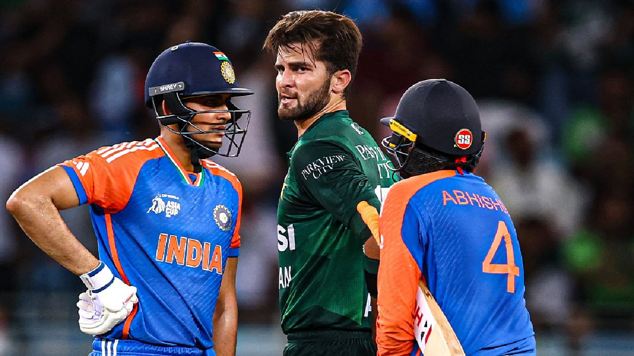 ಉಭಯ ತಂಡಗಳು ಫೈನಲ್​ನಲ್ಲಿ ಮುಖಾಮುಖಿಯಾಗುತ್ತಿರುವುದು ಇದು 6ನೇ ಬಾರಿ ಎಂಬುದು ವಿಶೇಷ. ಇದಕ್ಕೂ ಮುನ್ನ ಭಾರತ ಮತ್ತು ಪಾಕ್ 5 ಬಾರಿ ಫೈನಲ್​ನಲ್ಲಿ ಕಾದಾಡಿದೆ. ಈ ವೇಳೆ ಟೀಮ್ ಇಂಡಿಯಾ ಎರಡು ಬಾರಿ ಗೆದ್ದರೆ, ಪಾಕಿಸ್ತಾನ್ ತಂಡ 3 ಬಾರಿ ಚಾಂಪಿಯನ್ಸ್ ಪಟ್ಟ ಅಲಂಕರಿಸಿತ್ತು. ಈ ಹಿಂದಿನ ಭಾರತ-ಪಾಕಿಸ್ತಾನ್ ನಡುವಣ ಫೈನಲ್ ಕದನಗಳ ಸಂಕ್ಷಿಪ್ತ ವಿವರ ಇಲ್ಲಿದೆ...