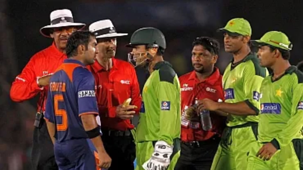 2010 ರ ಏಷ್ಯಾಕಪ್ ಸಮಯದಲ್ಲಿ ಗೌತಮ್ ಗಂಭೀರ್ ಪಾಕಿಸ್ತಾನದ ವಿಕೆಟ್ ಕೀಪರ್ ಬ್ಯಾಟ್ಸ್‌ಮನ್ ಕಮ್ರಾನ್ ಅಕ್ಮಲ್ ಜೊತೆ ಮೈದಾನದಲ್ಲೇ ಜಗಳ ಮಾಡಿದ್ದರು. ಪಾನೀಯ ವಿರಾಮದ ಸಮಯದಲ್ಲಿ ಇಬ್ಬರ ನಡುವೆ ವಾಗ್ವಾದ ನಡೆಯಿತು. ವಿಷಯ ಎಷ್ಟು ಬಿಸಿಯಾಗಿತ್ತೆಂದರೆ ಅಂಪೈರ್ ಮಧ್ಯಪ್ರವೇಶಿಸಬೇಕಾಯಿತು. 
