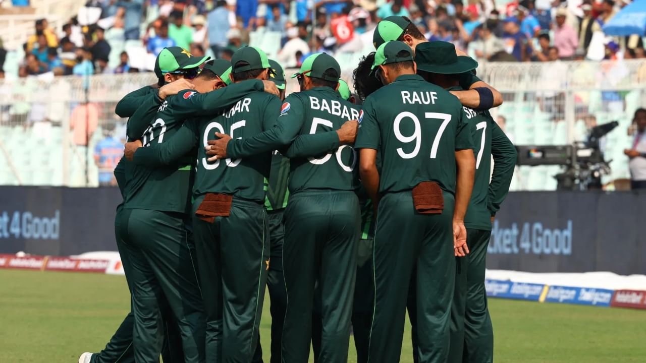 ಇನ್ನು ಪಾಕ್ ತಂಡದ ಬಗ್ಗೆ ಹೇಳುವುದಾದರೆ.. ಈ ಮೊದಲು ನಡೆದಿದ್ದ ತ್ರಿಕೋನ ಸರಣಿಯಲ್ಲಿ ಅಫ್ಘಾನಿಸ್ತಾನವನ್ನು ಸೋಲಿಸುವ ಮೂಲಕ ಚಾಂಪಿಯನ್ ಆಗಿದೆ. ಹಾಗೆಯೇ ಕಳೆದ ಐದು ಟಿ20 ಪಂದ್ಯಗಳಲ್ಲಿ ಪಾಕಿಸ್ತಾನ ನಾಲ್ಕರಲ್ಲಿ ಗೆದ್ದಿದೆ. ಕುತೂಹಲಕಾರಿ ವಿಷಯವೆಂದರೆ ಪಾಕಿಸ್ತಾನ ಮೊದಲು ಬ್ಯಾಟಿಂಗ್ ಮಾಡುವ ಮೂಲಕ ಈ ಎಲ್ಲಾ ಗೆಲುವುಗಳನ್ನು ಸಾಧಿಸಿದೆ. ಆದಾಗ್ಯೂ, ದುಬೈನಲ್ಲಿ ನಡೆದ ಕಳೆದ ಐದು ಪಂದ್ಯಗಳಲ್ಲಿ ನಾಲ್ಕರಲ್ಲಿ ಸೋತಿದೆ. ಈಗ ಟೀಂ ಇಂಡಿಯಾ ವಿರುದ್ಧ ಅದರ ಪ್ರದರ್ಶನ ಹೇಗಿರುತ್ತದೆ ಎಂಬುದನ್ನು ಕಾದು ನೋಡಬೇಕಾಗಿದೆ?